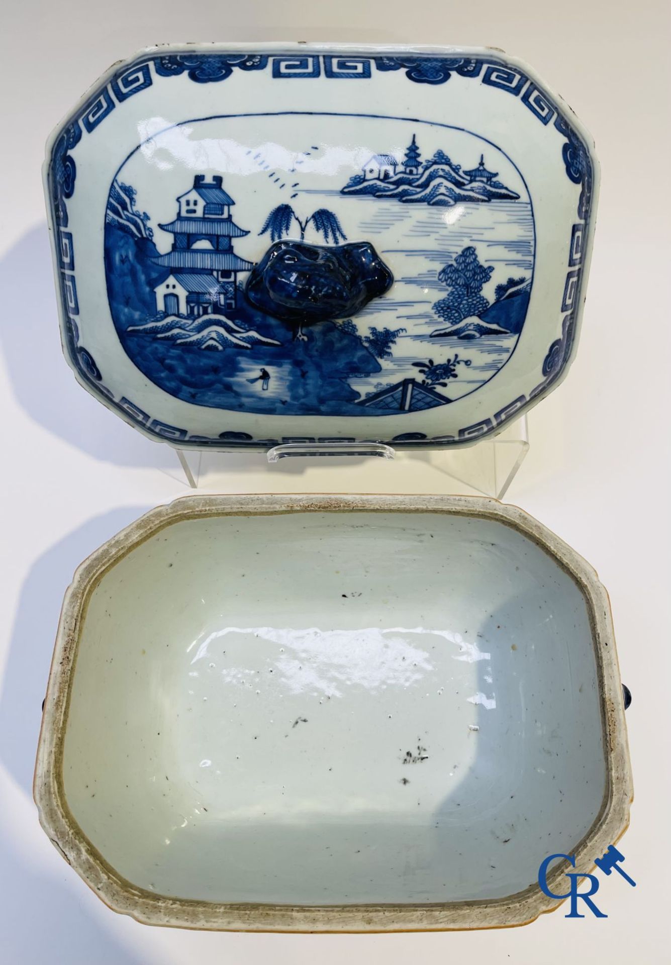 Chinese Porcelain: 2 tureens and a saucer in Chinese porcelain. - Image 9 of 20