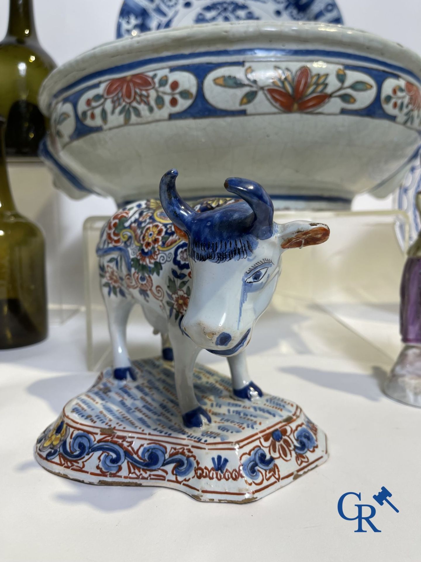A part of a North French fountain and various pieces in faience and various antiques. - Bild 7 aus 22