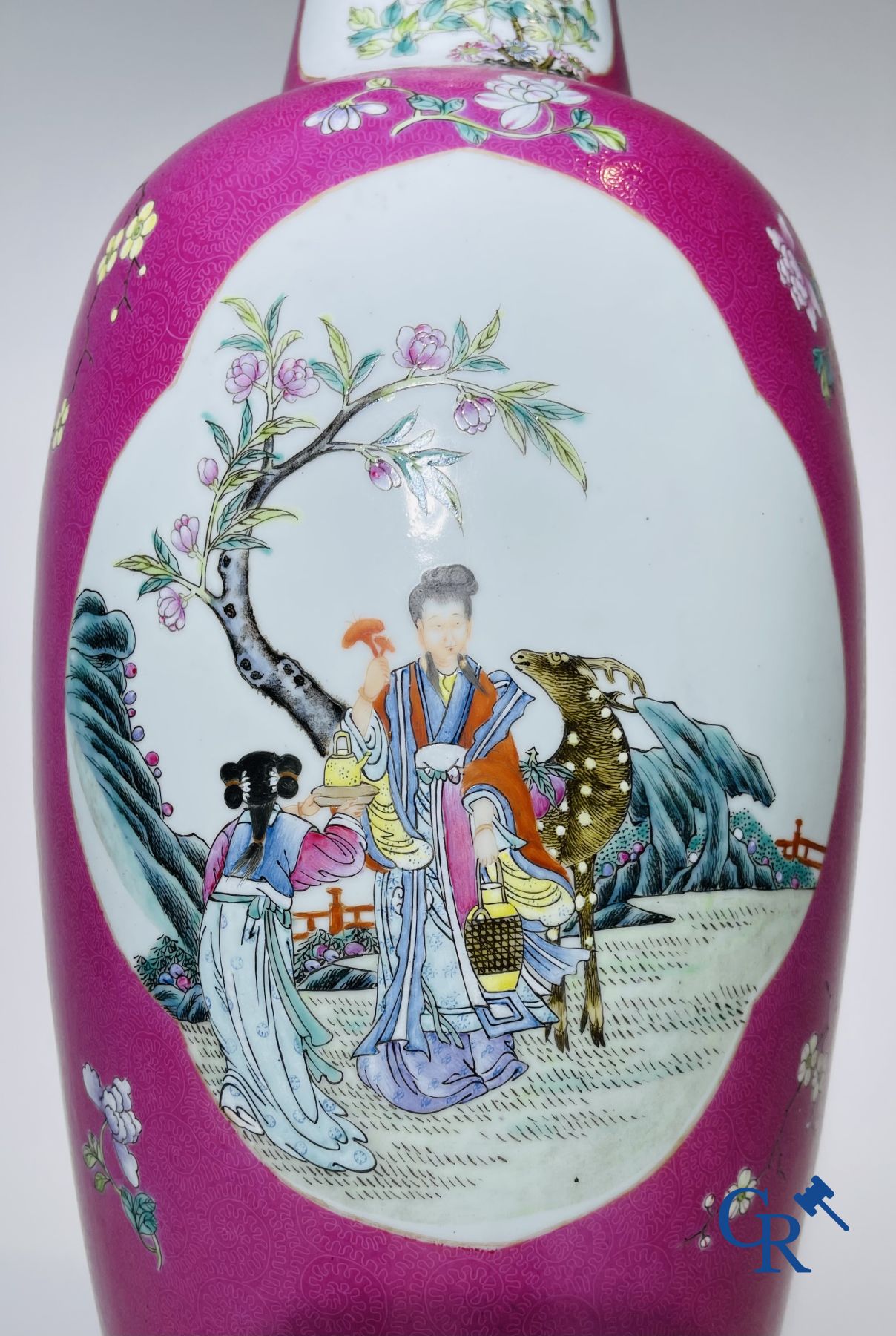 Chinese porcelain: A fine famille rose vase decorated on a red ruby background in sgraffito techniqu - Image 6 of 23