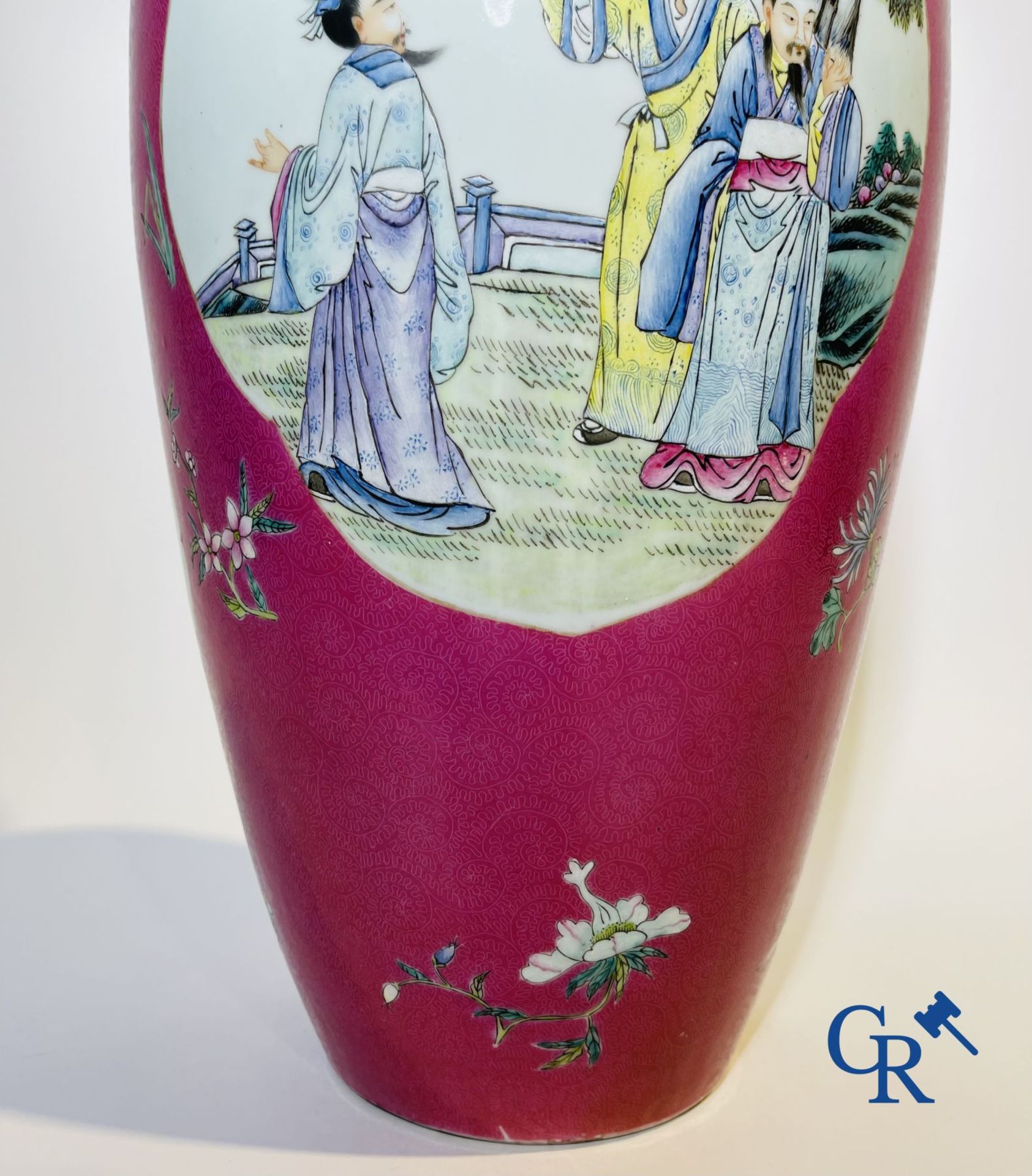 Chinese porcelain: A fine famille rose vase decorated on a red ruby background in sgraffito techniqu - Image 2 of 23