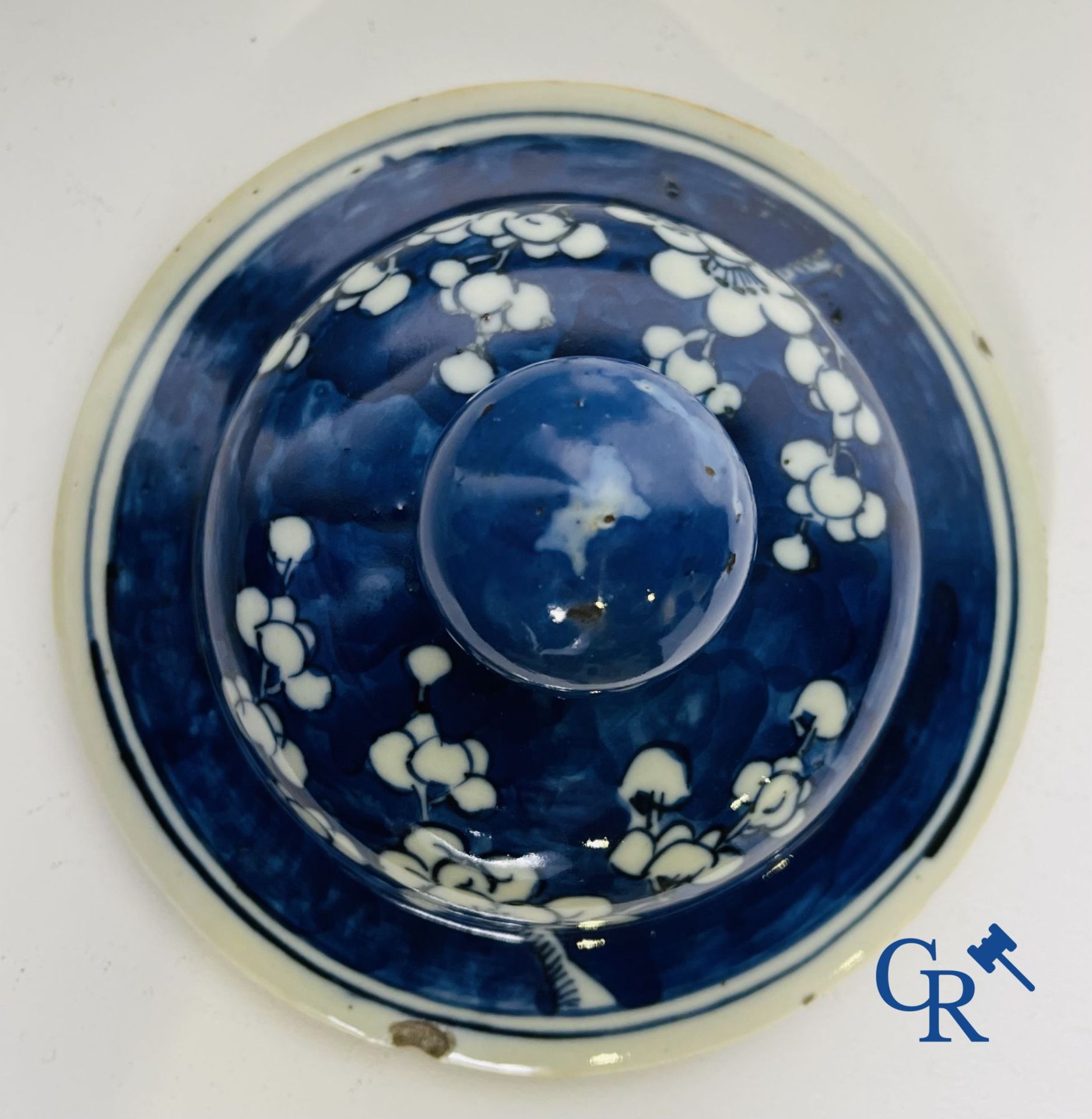 Chinese porcelain: a blue and white lid vase and a few ginger jars. - Image 7 of 16