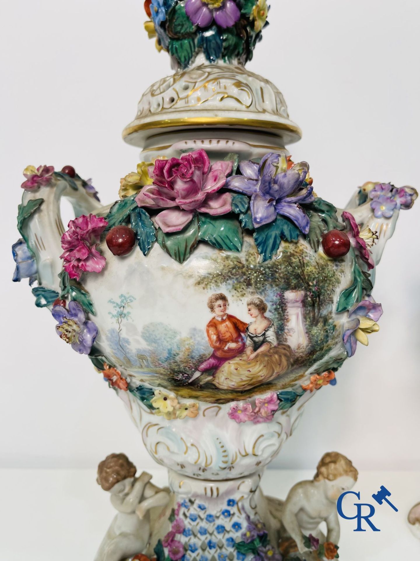 Dresden: A pair of openwork porcelain lid vases. - Image 6 of 16