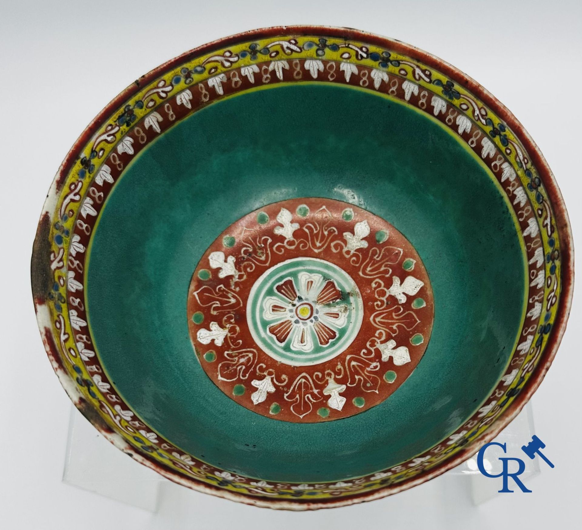 A Chinese bowl in Bencharong porcelain. 19th century. - Bild 7 aus 7