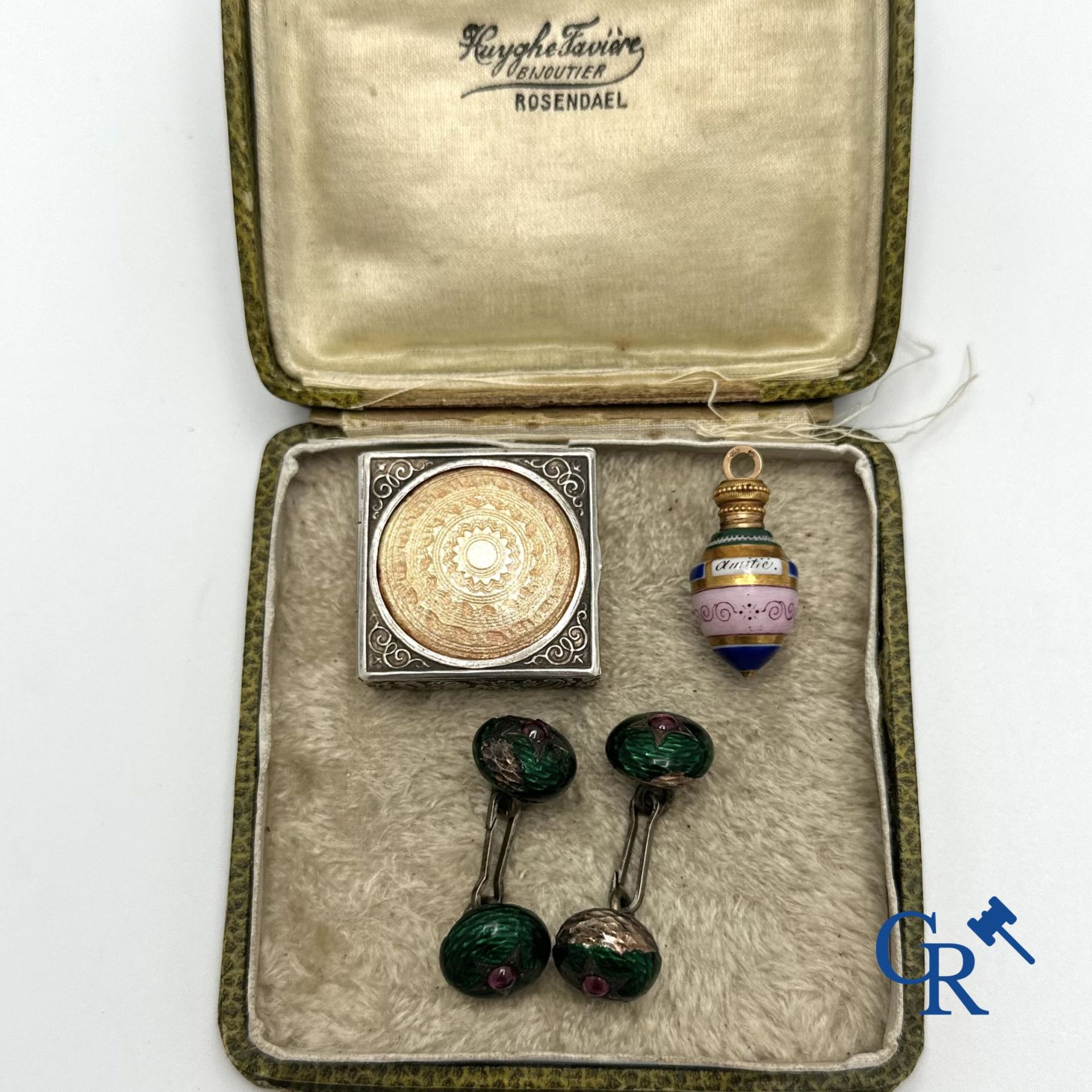 Jewellery: Russian work: Lot consisting of a pendant in gold , a pill box and cufflinks in silver.