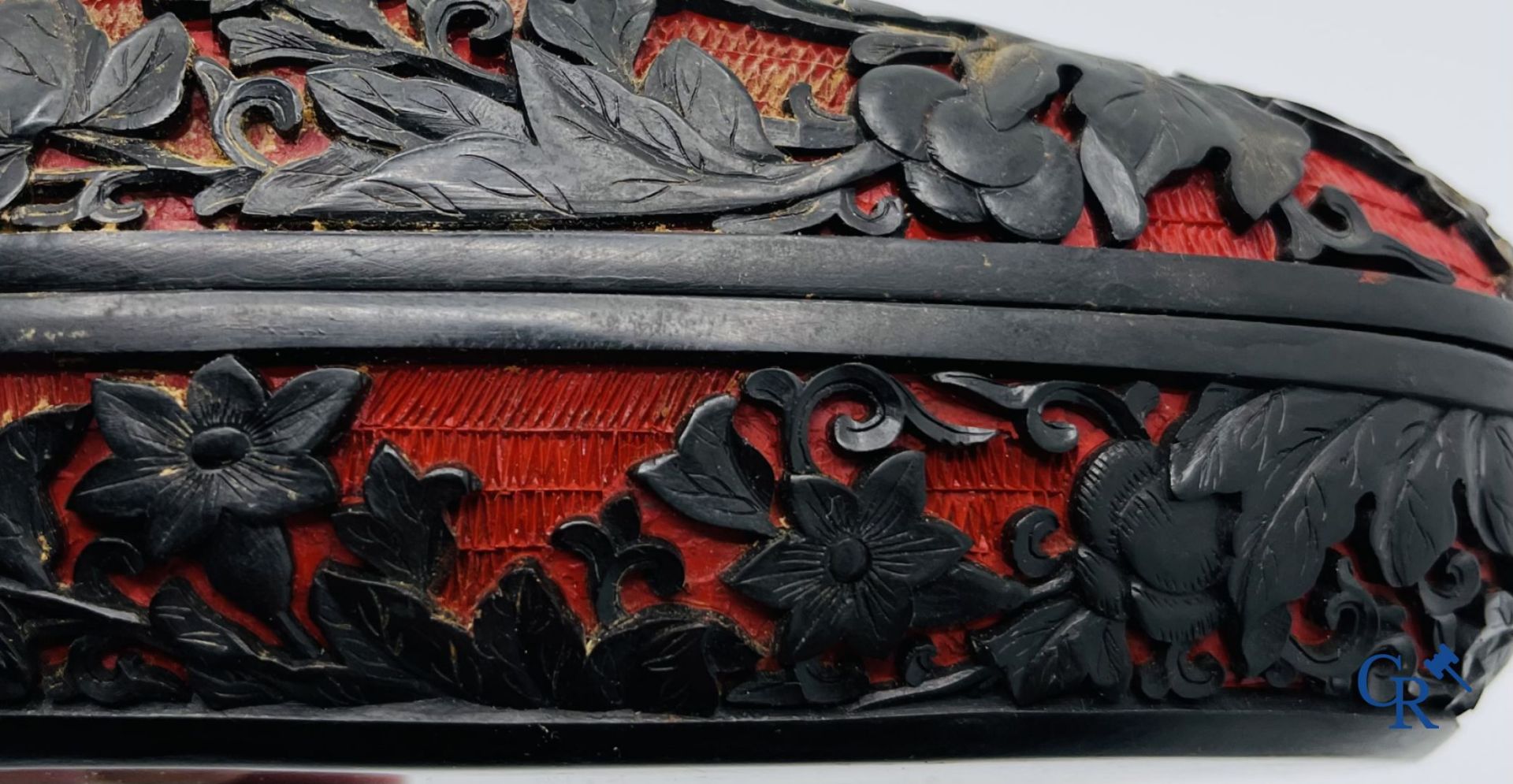 Asian Art: A finely carved Chinese lid box in black lacquer on a red background. - Bild 12 aus 12