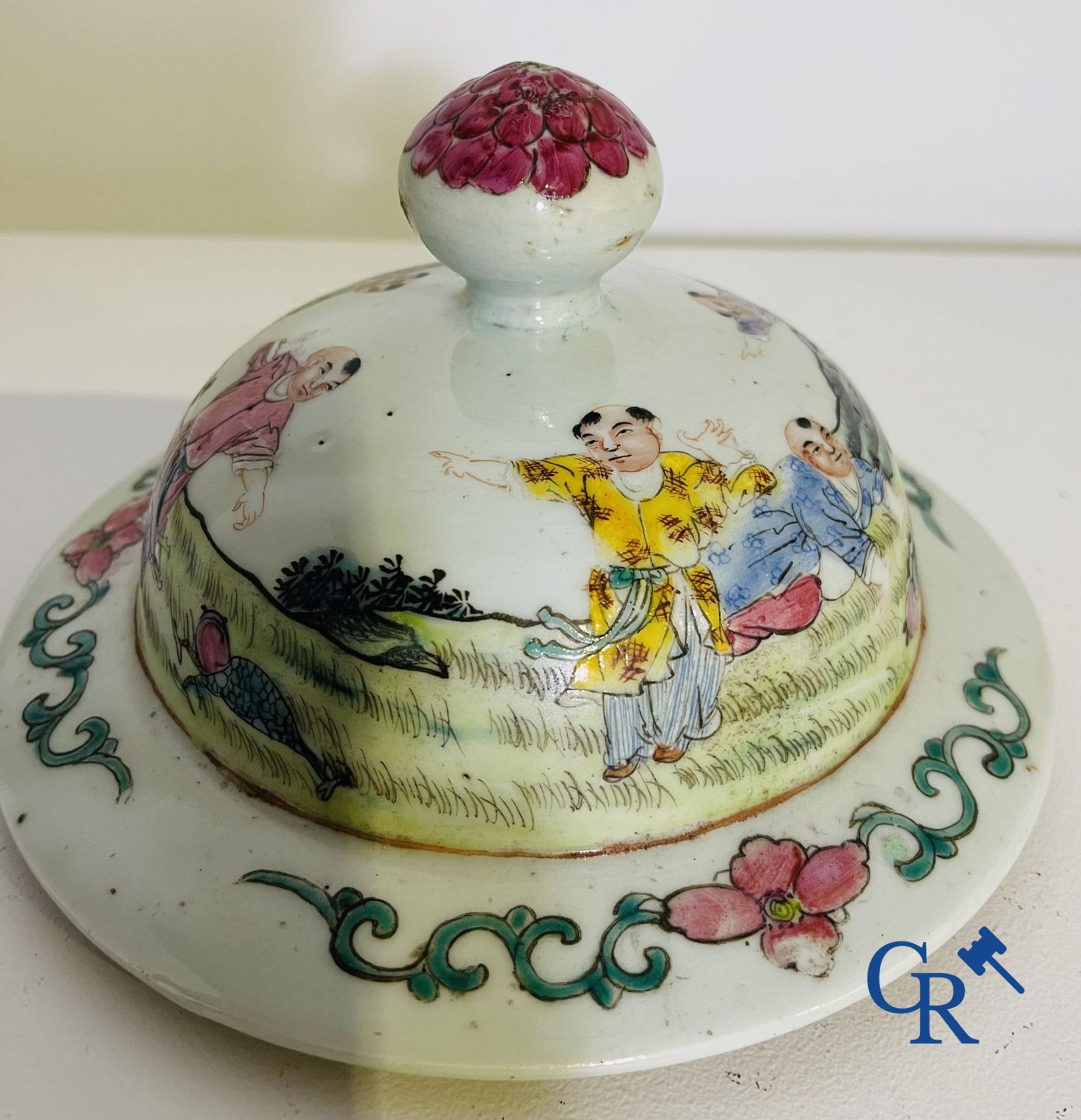 Chinese Porcelain: A Chinese famille rose lidded vase depicting Shou Lao. - Bild 16 aus 21
