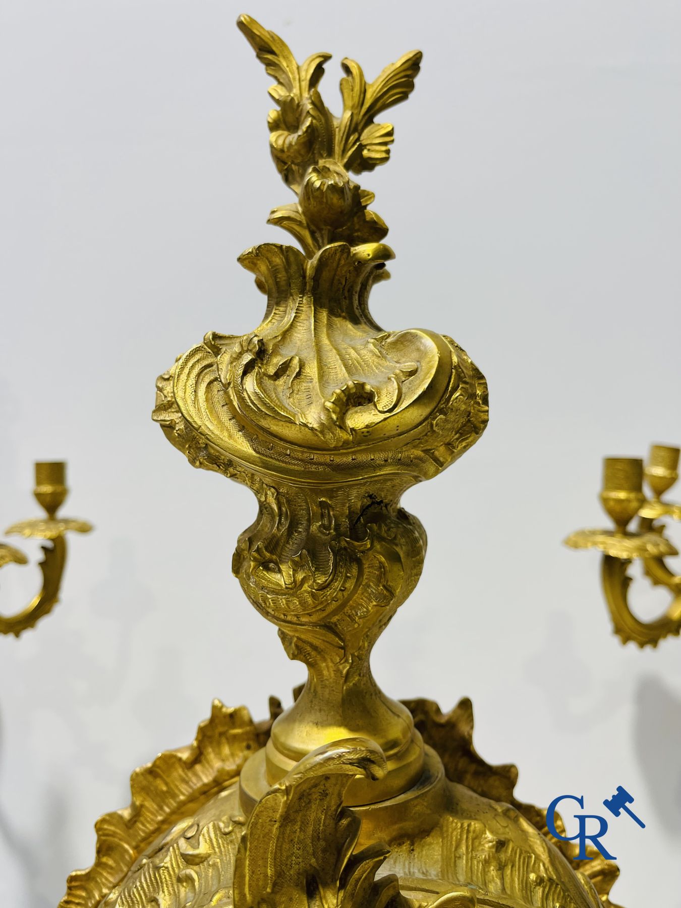 A large 3-piece fire-gilded bronze chimney set in LV style. 19th century. - Bild 6 aus 14