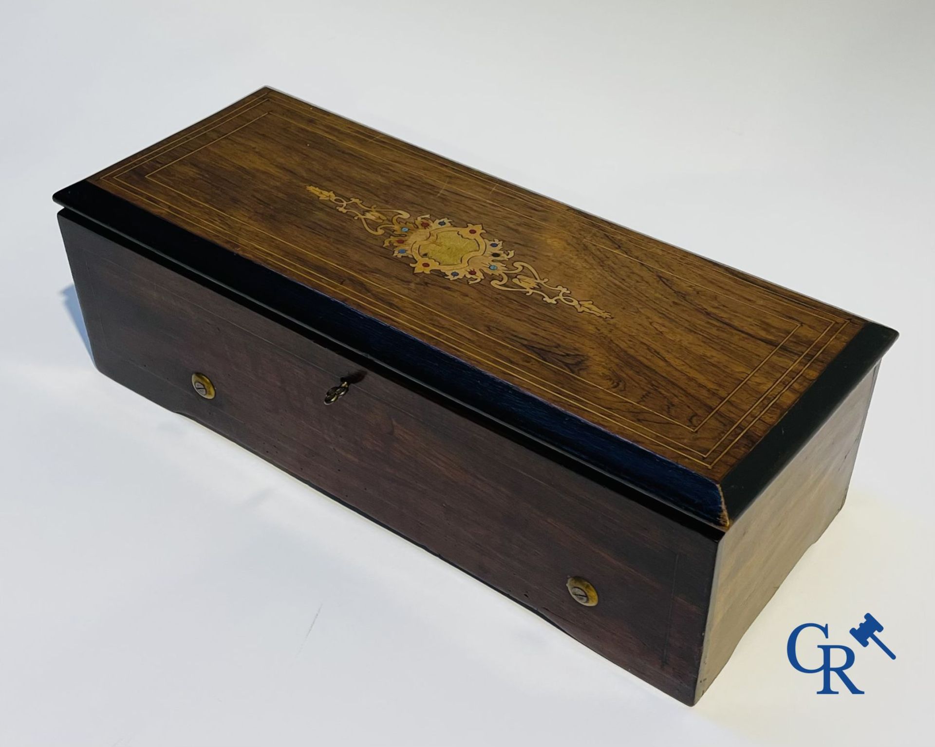 A music box in mahogany and marquetry with 6 melodies. - Image 3 of 8