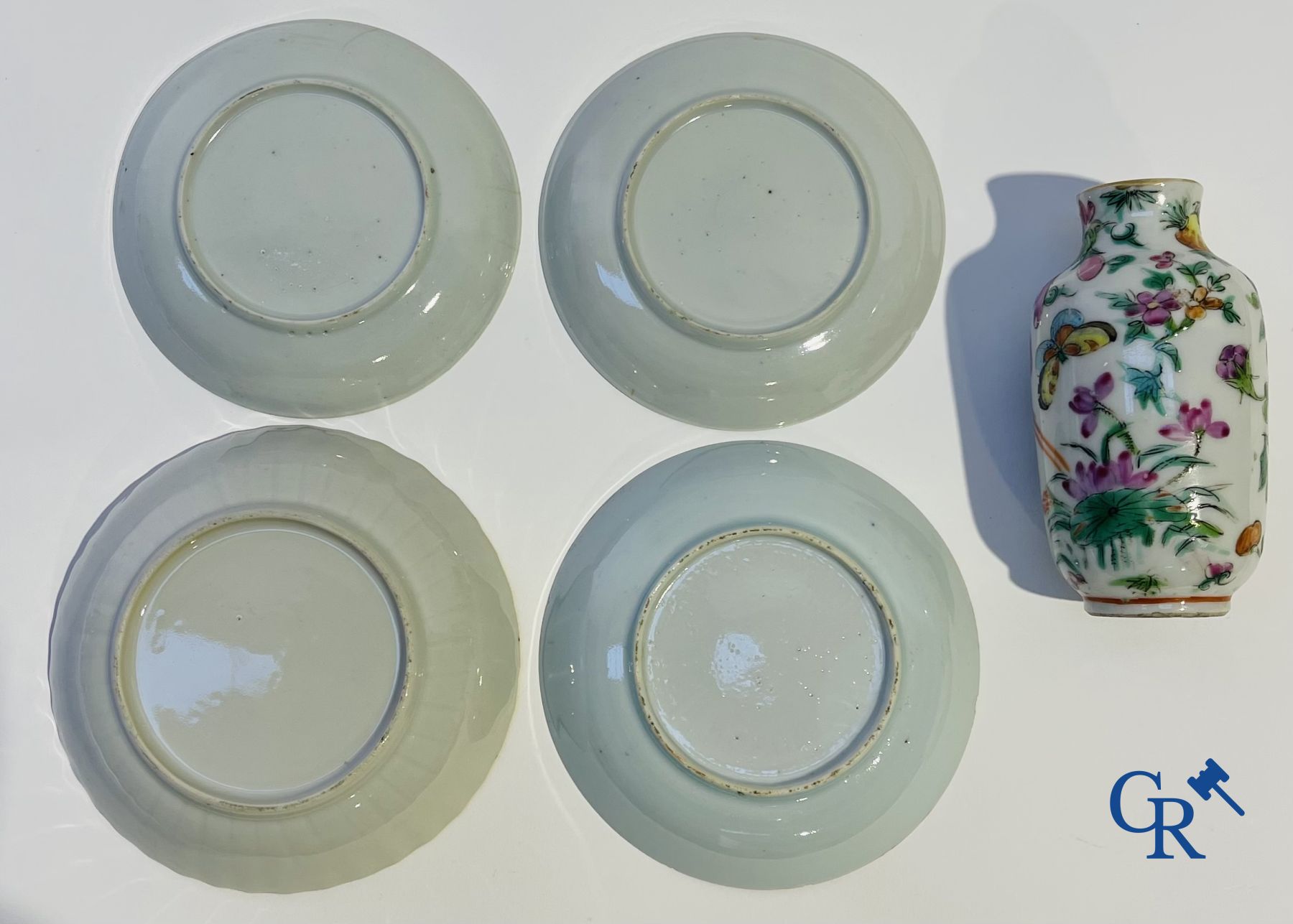 Chinese porcelain: 16 pieces of 18th and 19th century Chinese porcelain. - Image 20 of 33