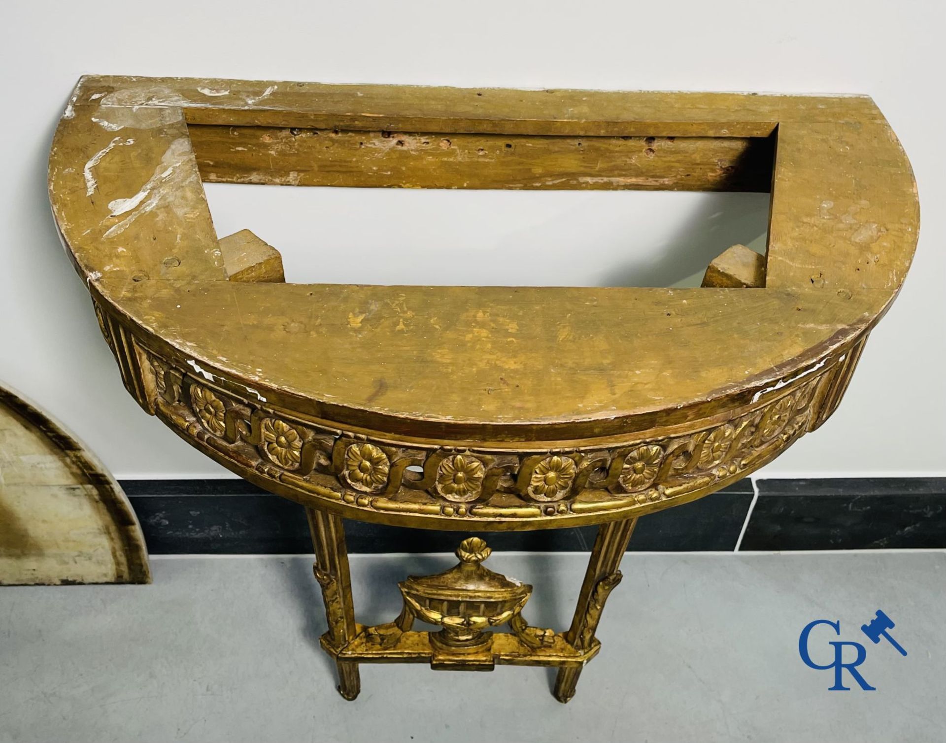 Furniture: Wood sculpted and gilded crescent shaped console. LXVI-period. - Image 12 of 18