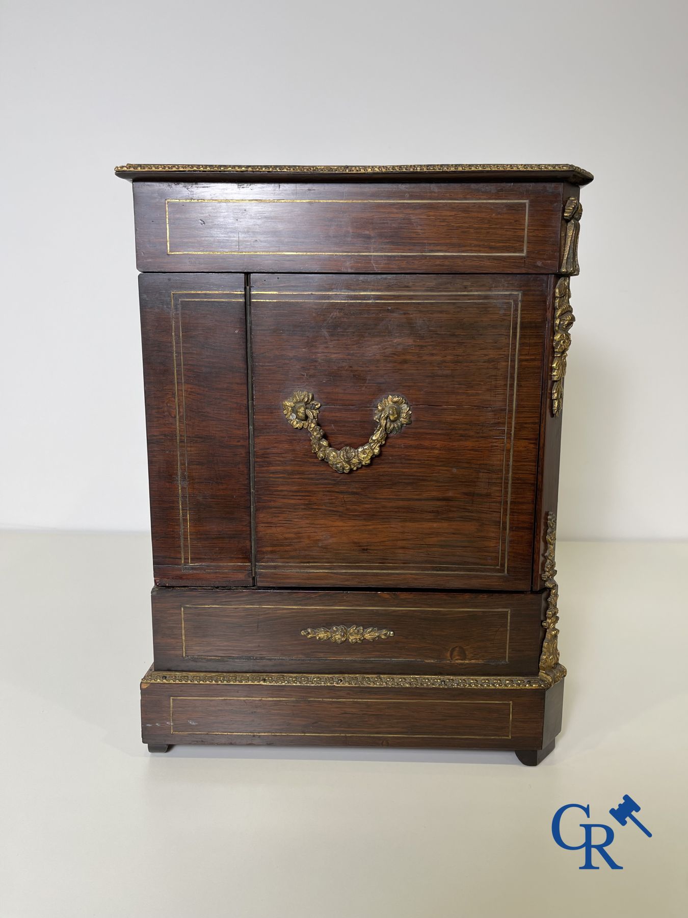 An imposing rosewood liqueur case with bronze fittings and inlays in Boulle style. 19th century. - Image 7 of 13