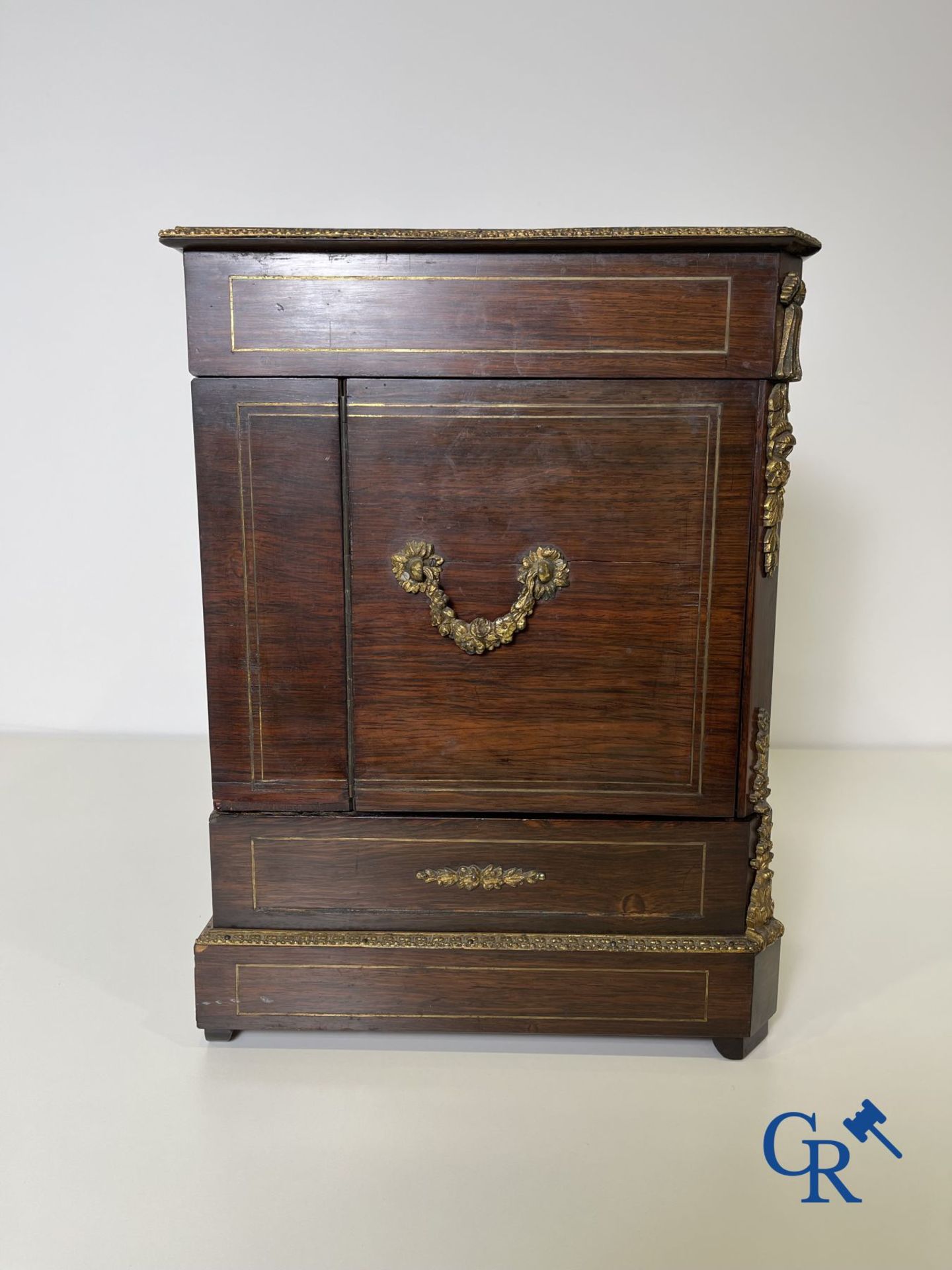 An imposing rosewood liqueur case with bronze fittings and inlays in Boulle style. 19th century. - Bild 7 aus 13