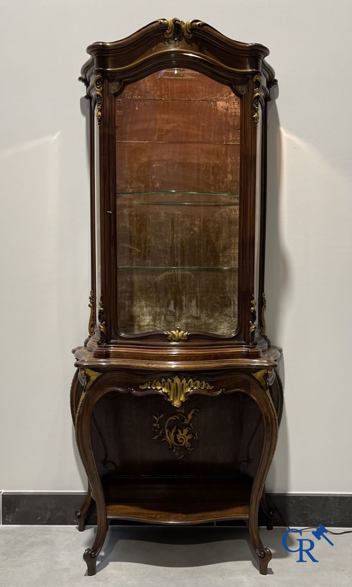 Showcase in walnut. LXV style. around 1900. - Bild 3 aus 16