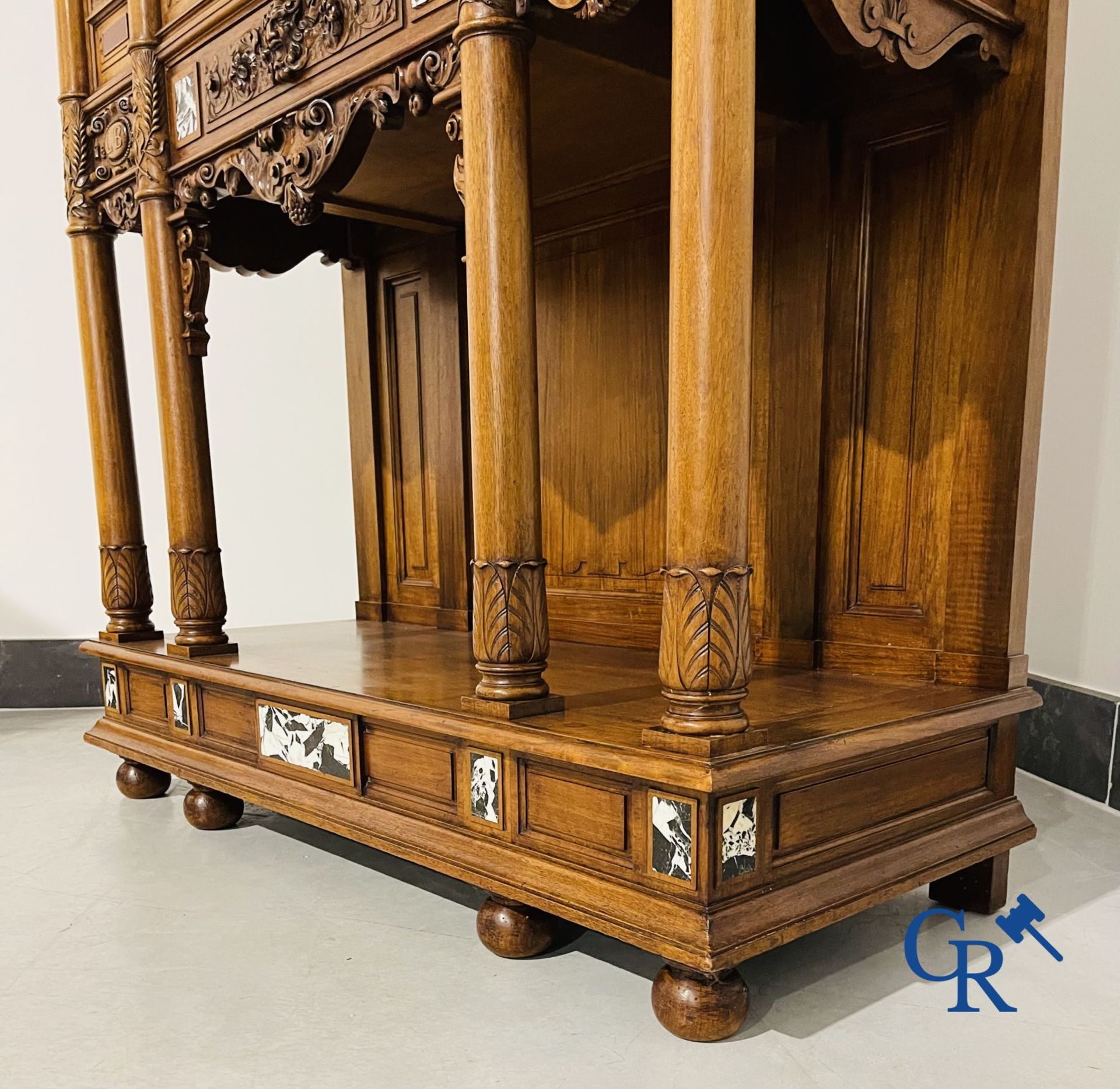 Furniture: A finely carved walnut credence in neo renaissance style with marble inlay. - Bild 14 aus 21