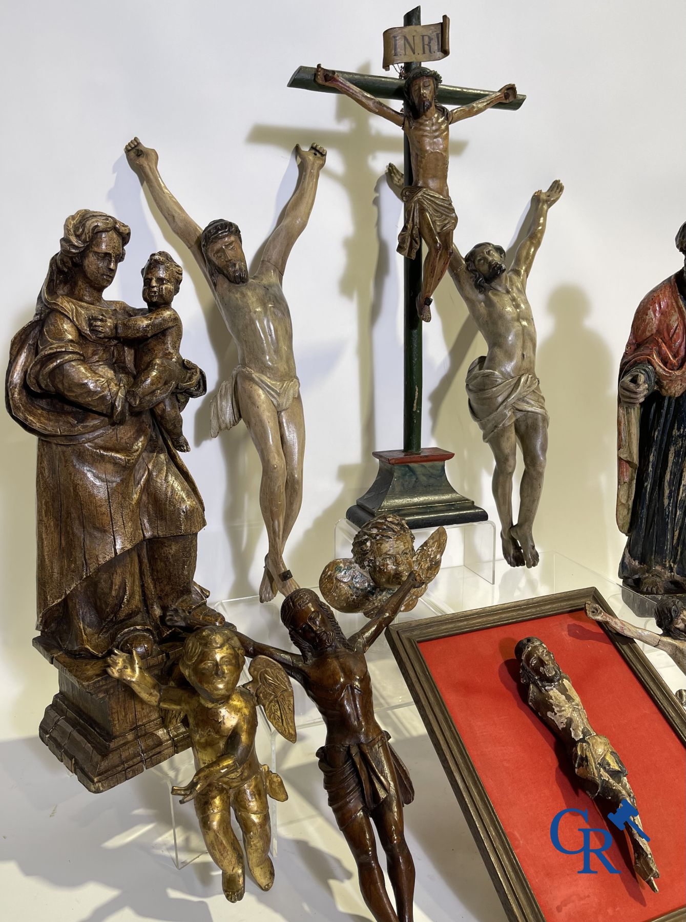 A lot with 18th and 19th century religious wood sculptures. - Image 3 of 6