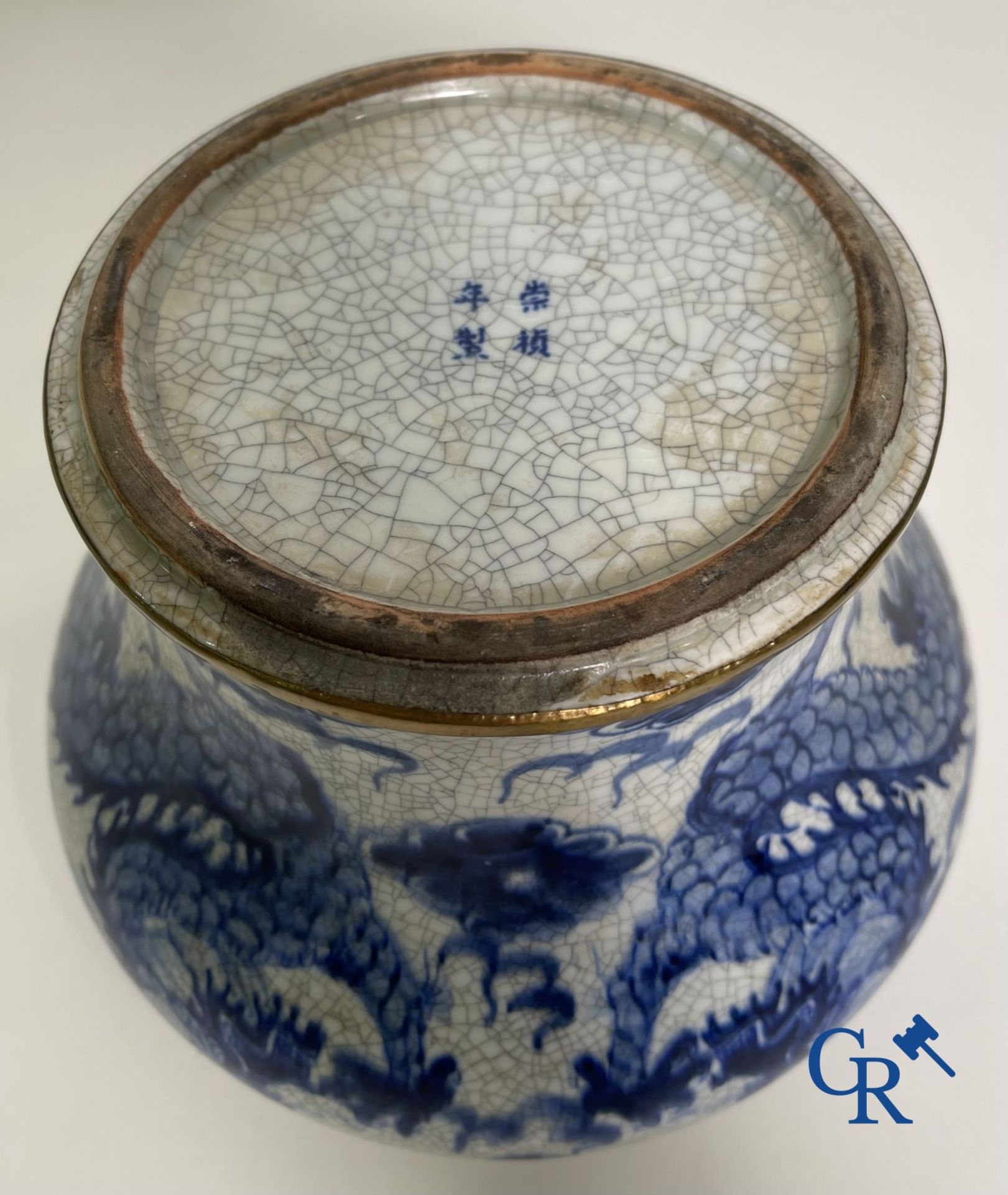 Asian art: A lot with various objects in Chinese porcelain, bronze , red lacquer and rock. 19th-20th - Bild 4 aus 18