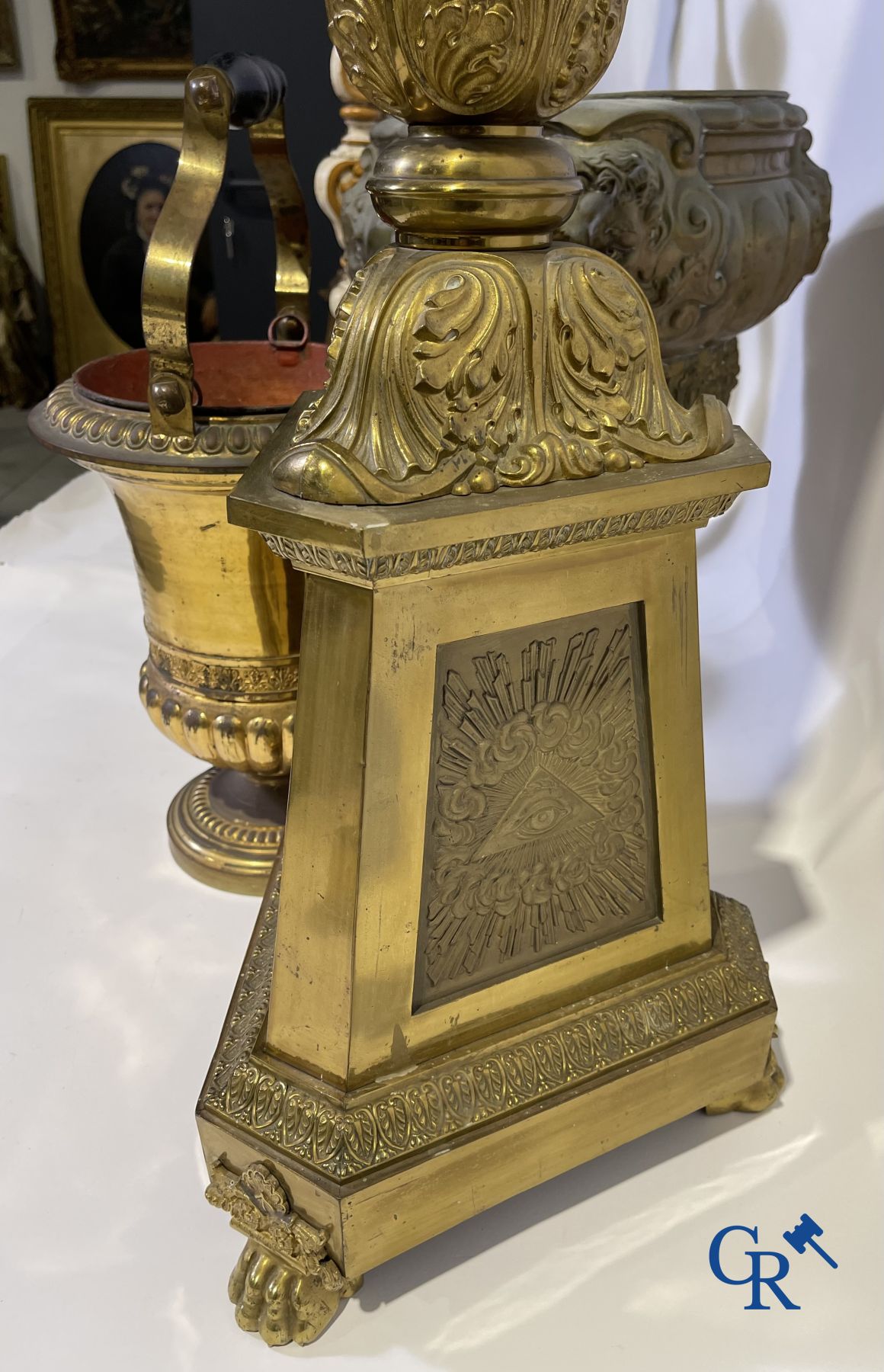 Lot of religious objects in wood and copper. 18th - 19th century. 4 candlesticks, a copper jardinier - Image 15 of 16