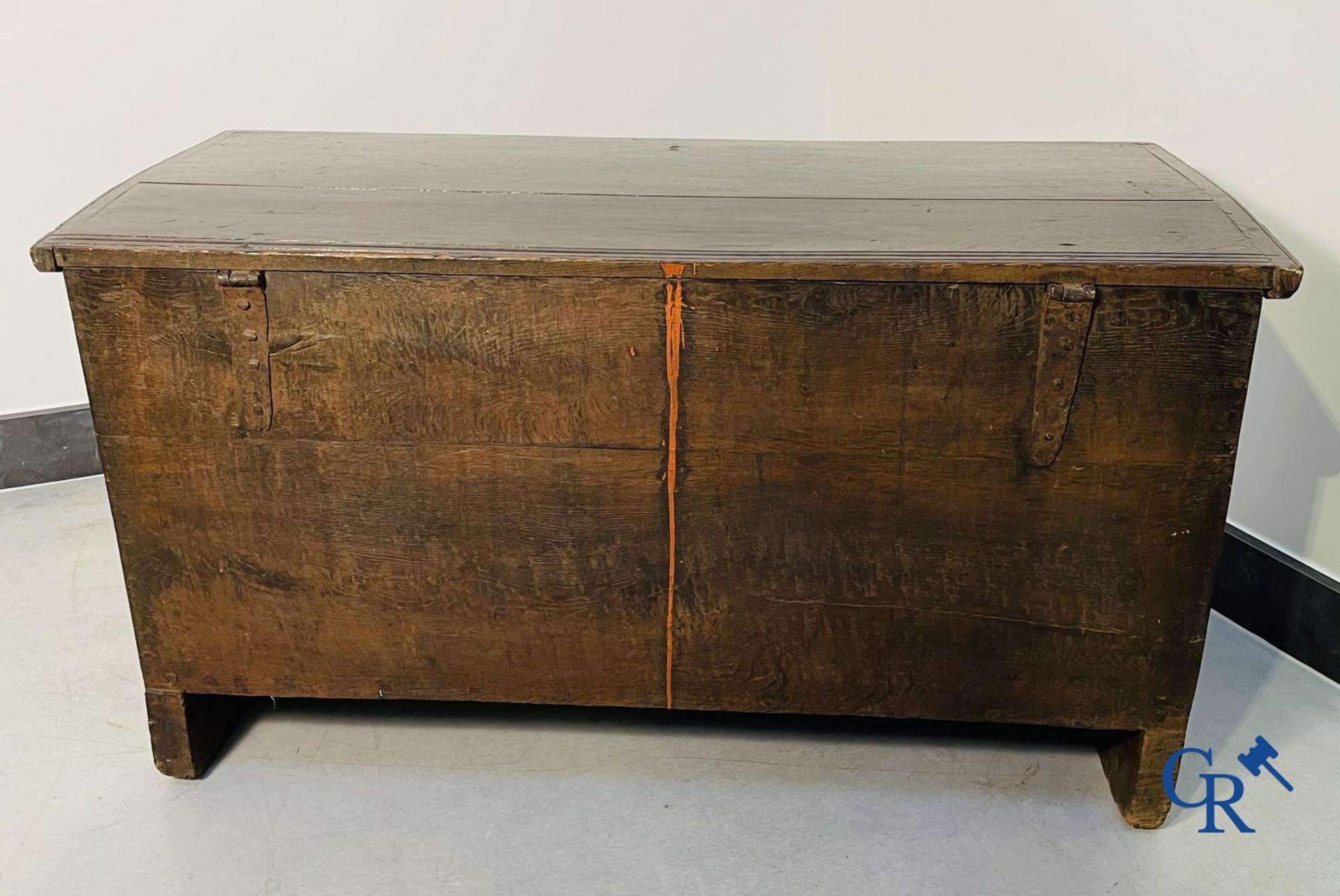 Furniture: Large sculpted oak chest. England, dated 1810. - Bild 17 aus 19