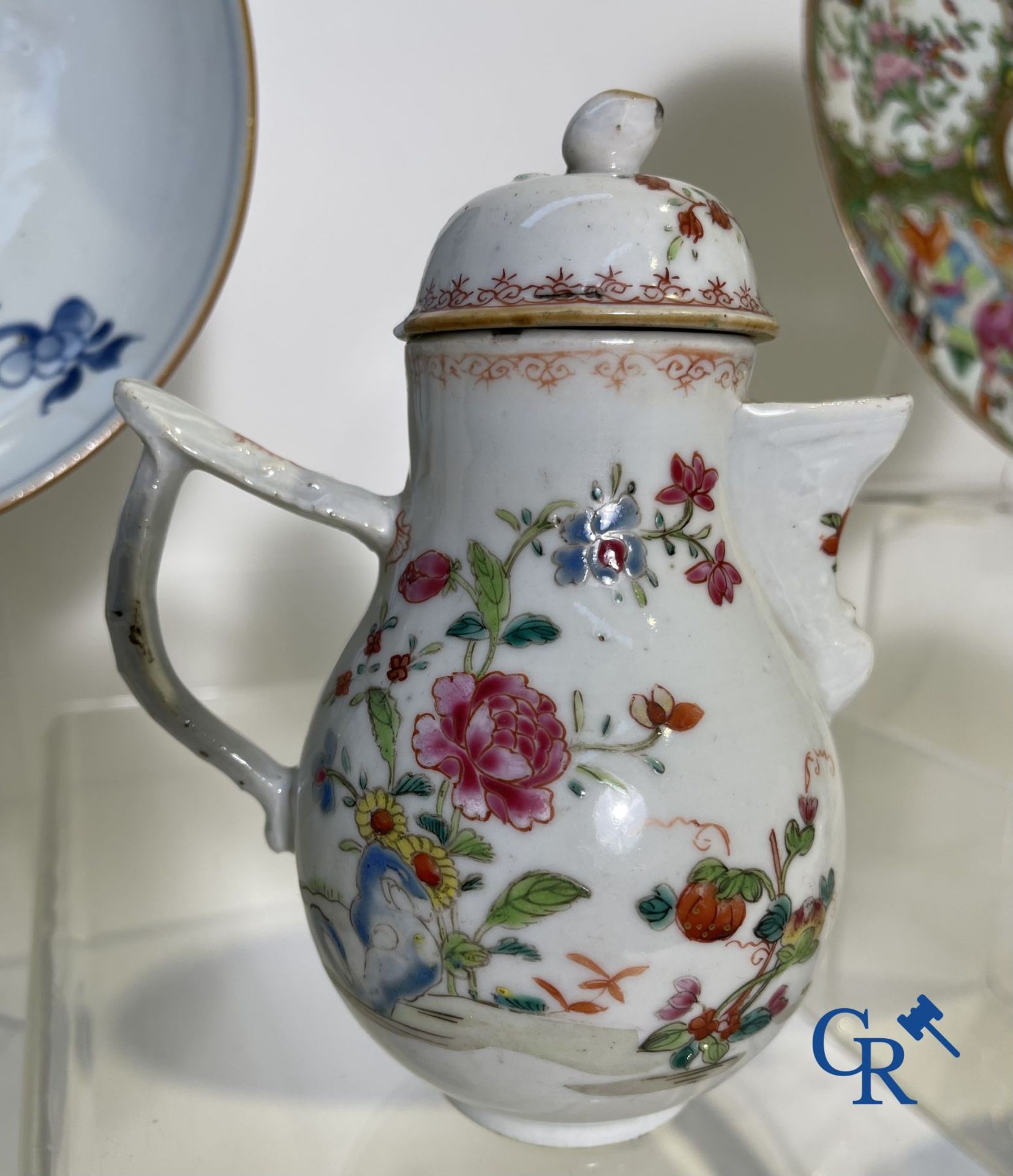 Chinese porcelain: 16 pieces of 18th and 19th century Chinese porcelain. - Image 14 of 33