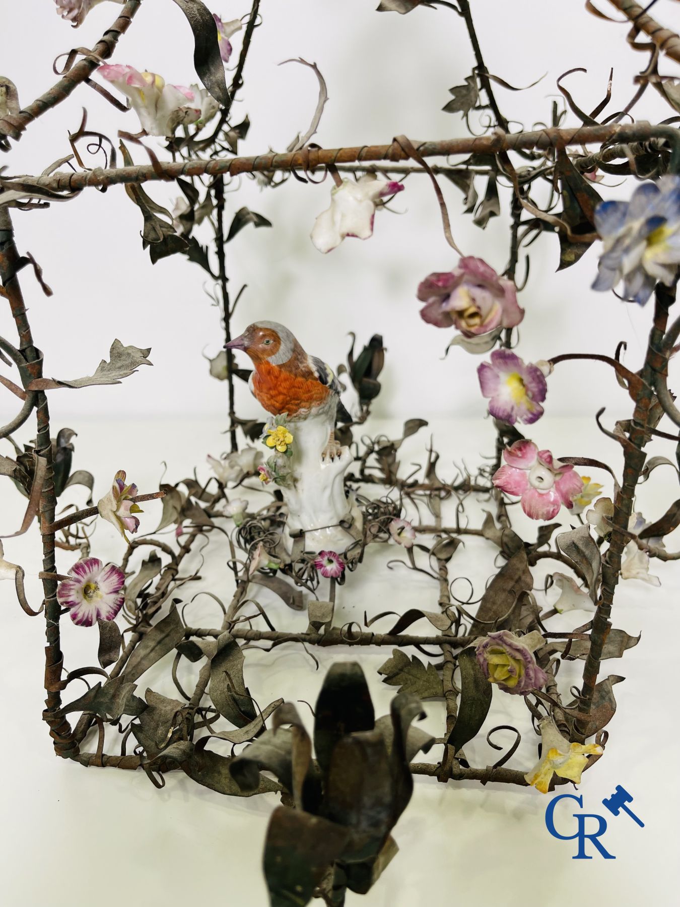 Chandelier with porcelain flowers and a bird in the manner of Meissen or Sèvres. 19th century. - Image 7 of 11