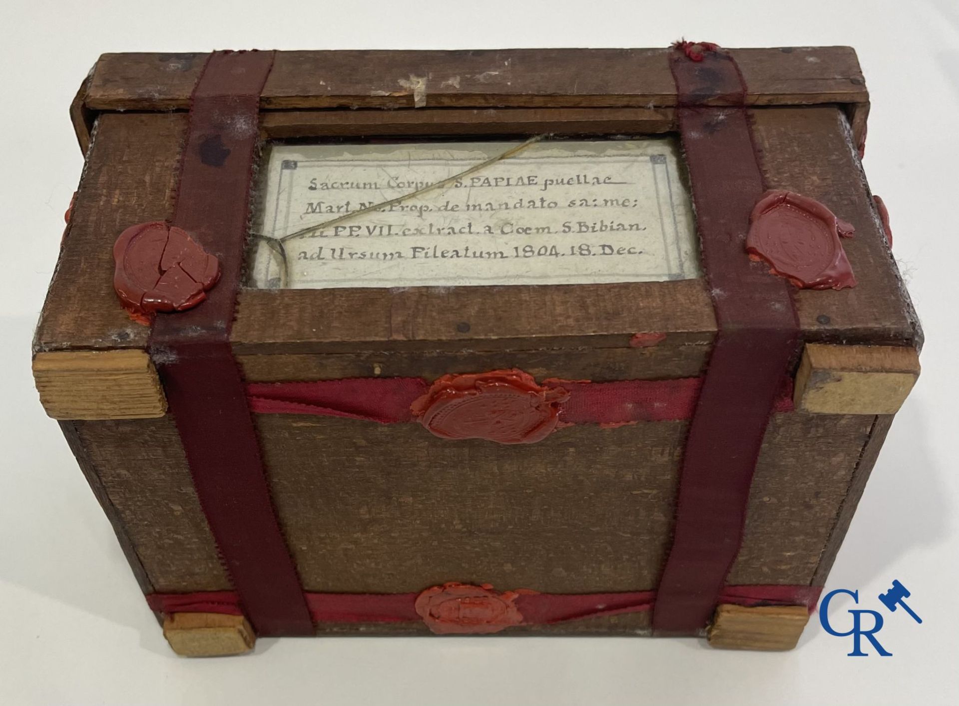 An antique wooden reliquary sealed with wax seals. Early 19th century. - Bild 15 aus 15