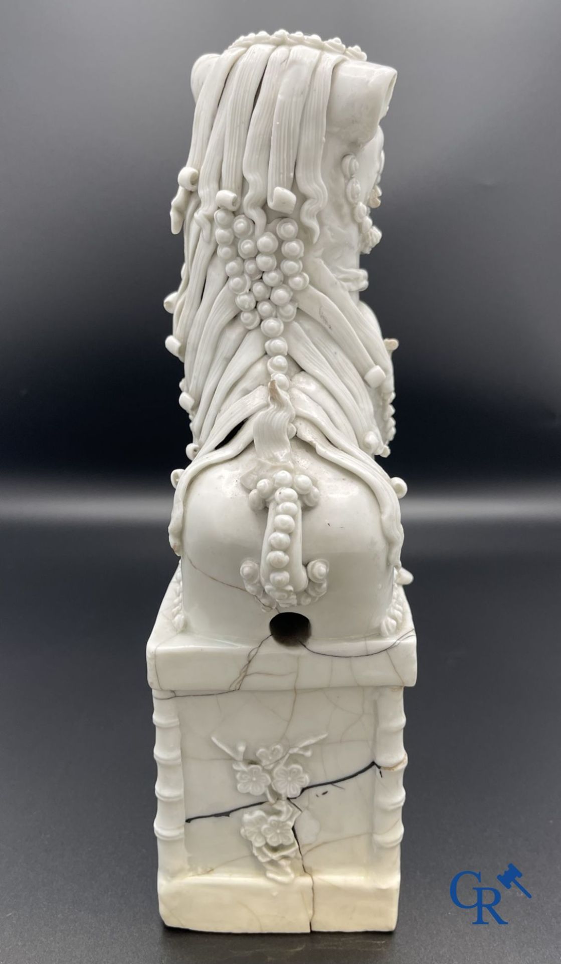 Chinese porcelain: A Buddhist lion and a group in blanc de Chine. - Bild 19 aus 28