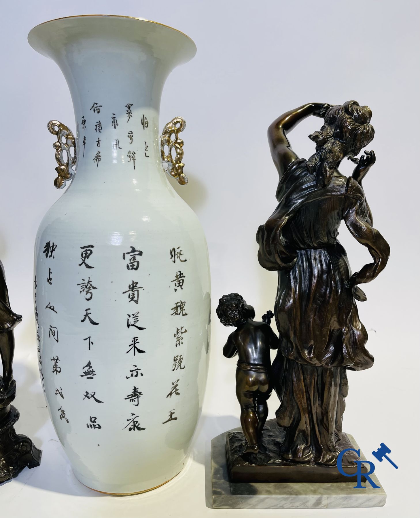 A lot of a Chinese vase, 2 statues and a fireplace set in spelter. - Image 4 of 7