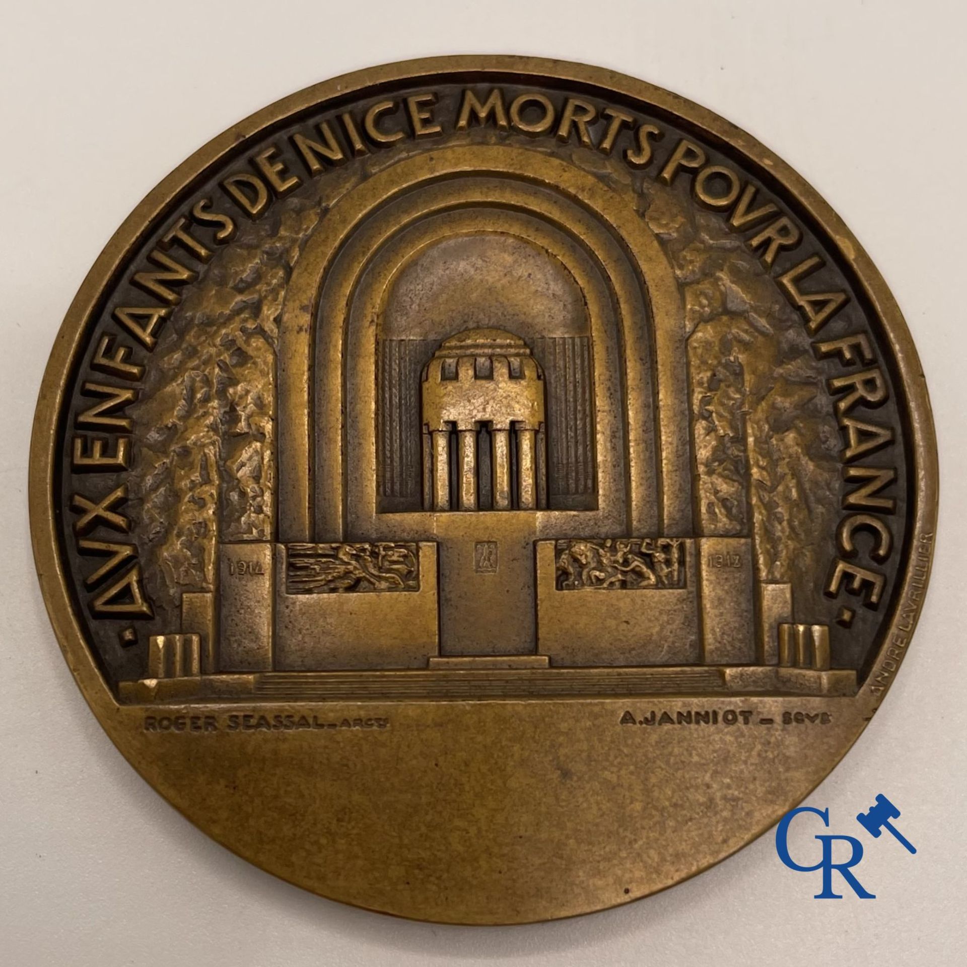 Medal: Alfred Auguste Janniot sculptor - André Lavillier engraver . Aux enfants de Nice morts pour l - Image 2 of 4