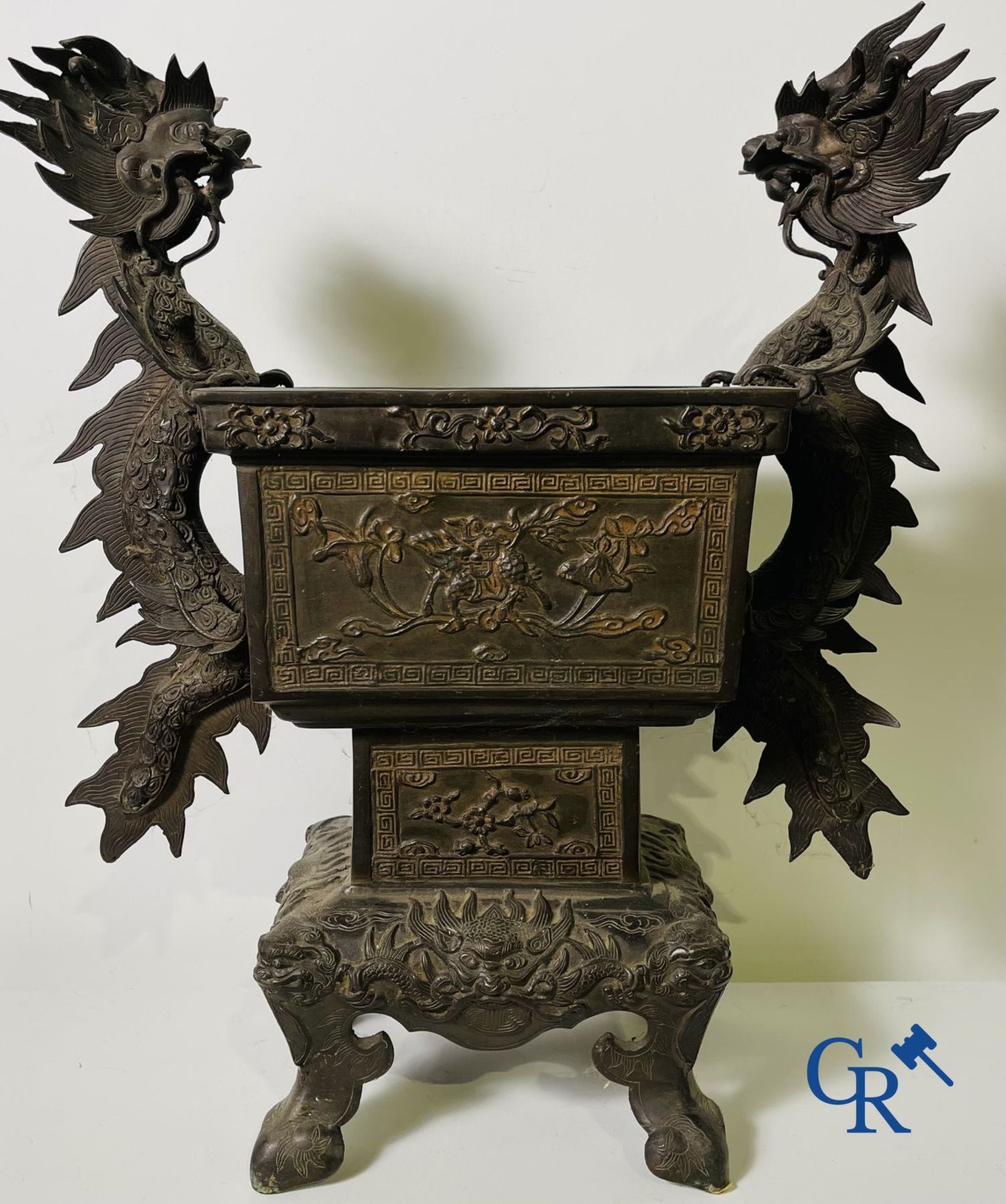 Asian Art: An imposing Chinese bronze jardiniere. - Image 3 of 14