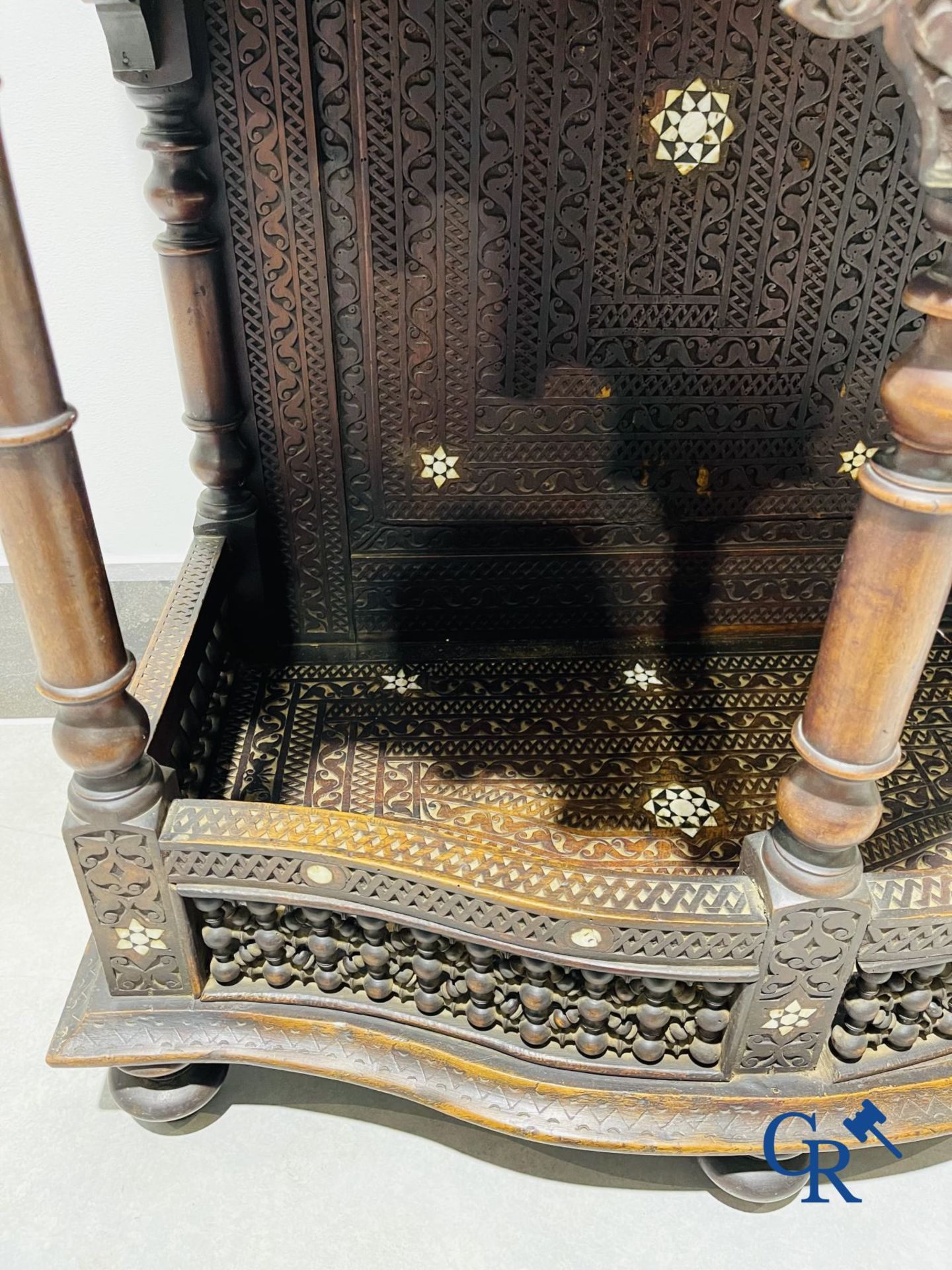 Sculpted furniture with inlays of ebony and mother-of-pearl. Syria, early 19th century. - Bild 15 aus 22