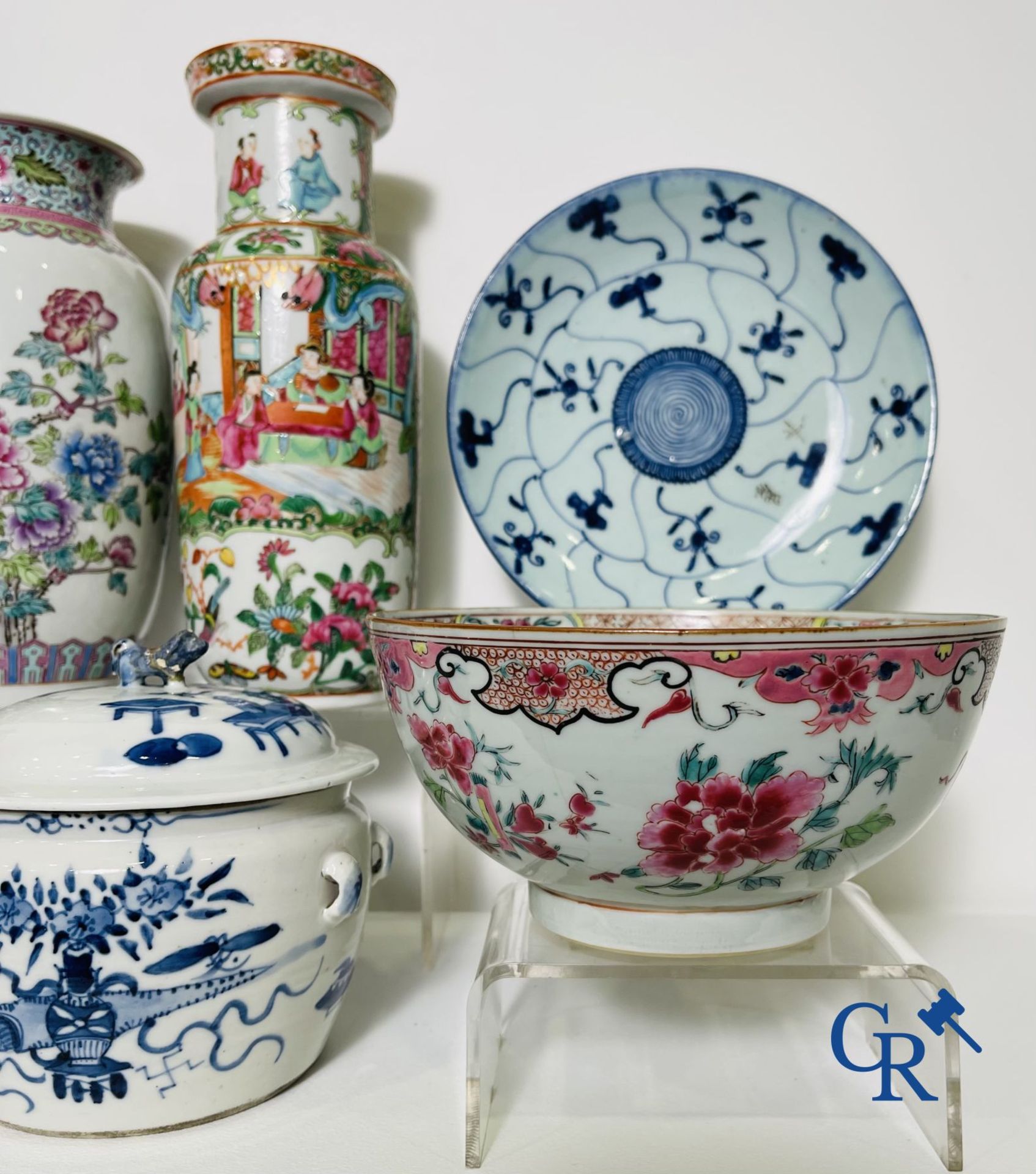 Asian Art: Beautiful lot of Chinese porcelain. - Image 3 of 40