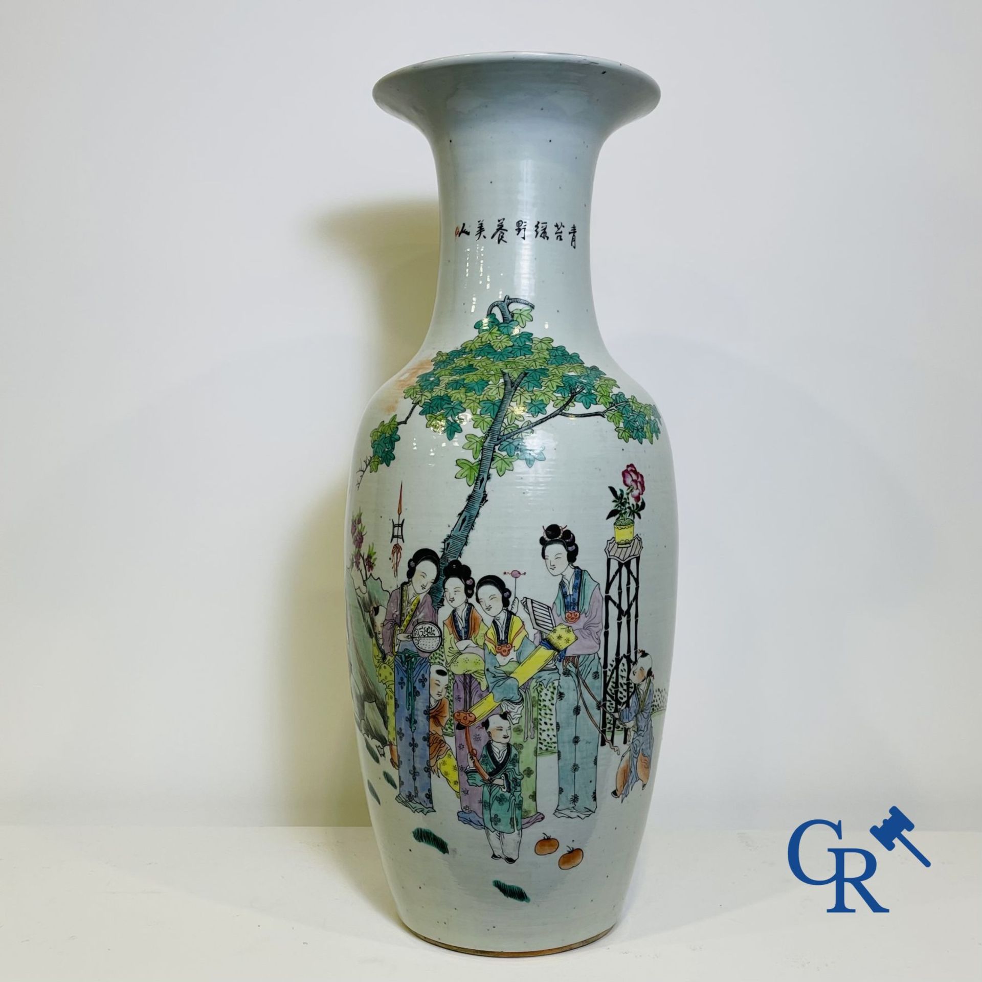 Chinese Porcelain: Chinese vase with a double decor of characters and antiques. - Bild 16 aus 17