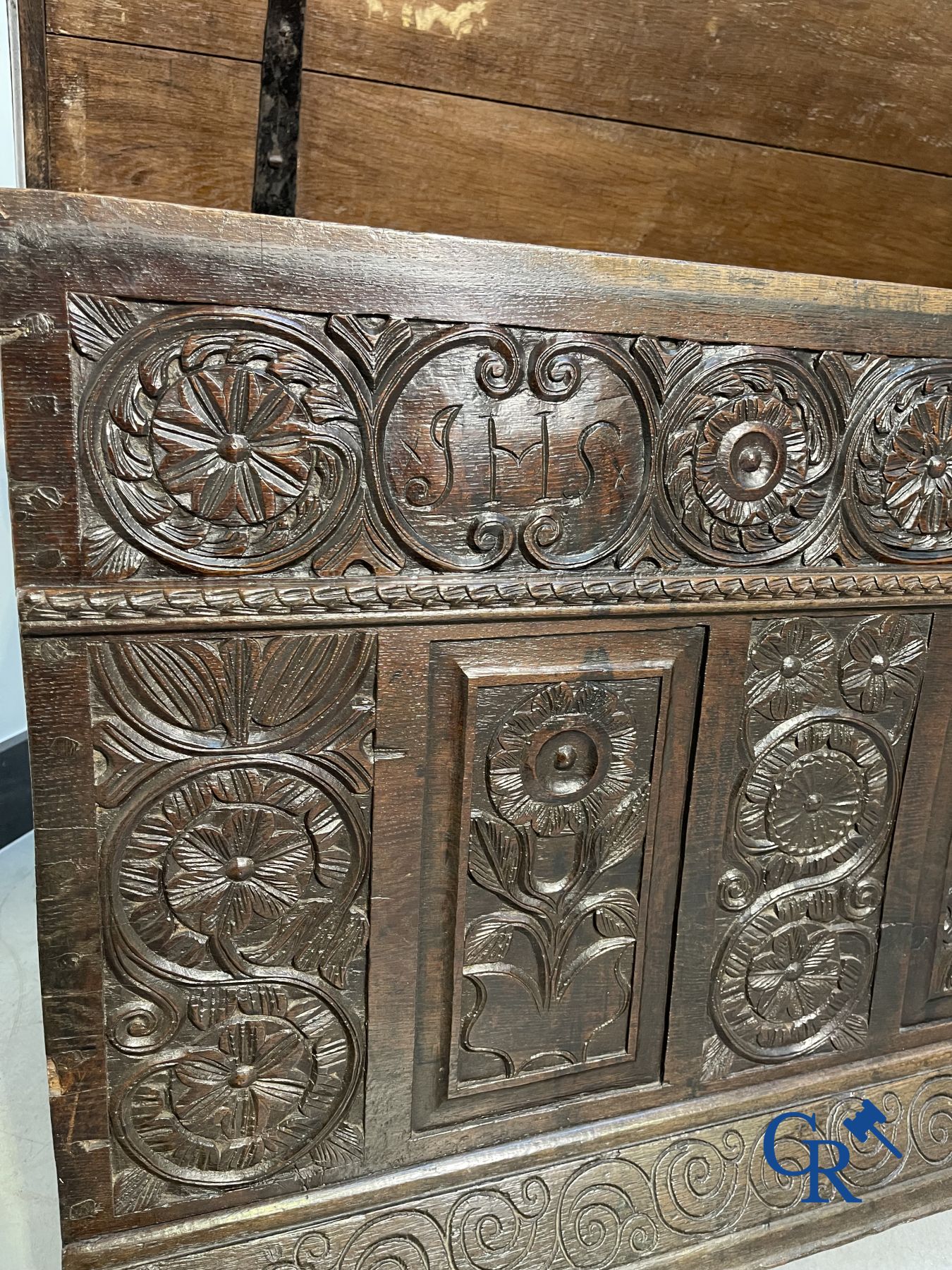 Furniture: Large sculpted oak chest. England, dated 1810. - Image 9 of 19