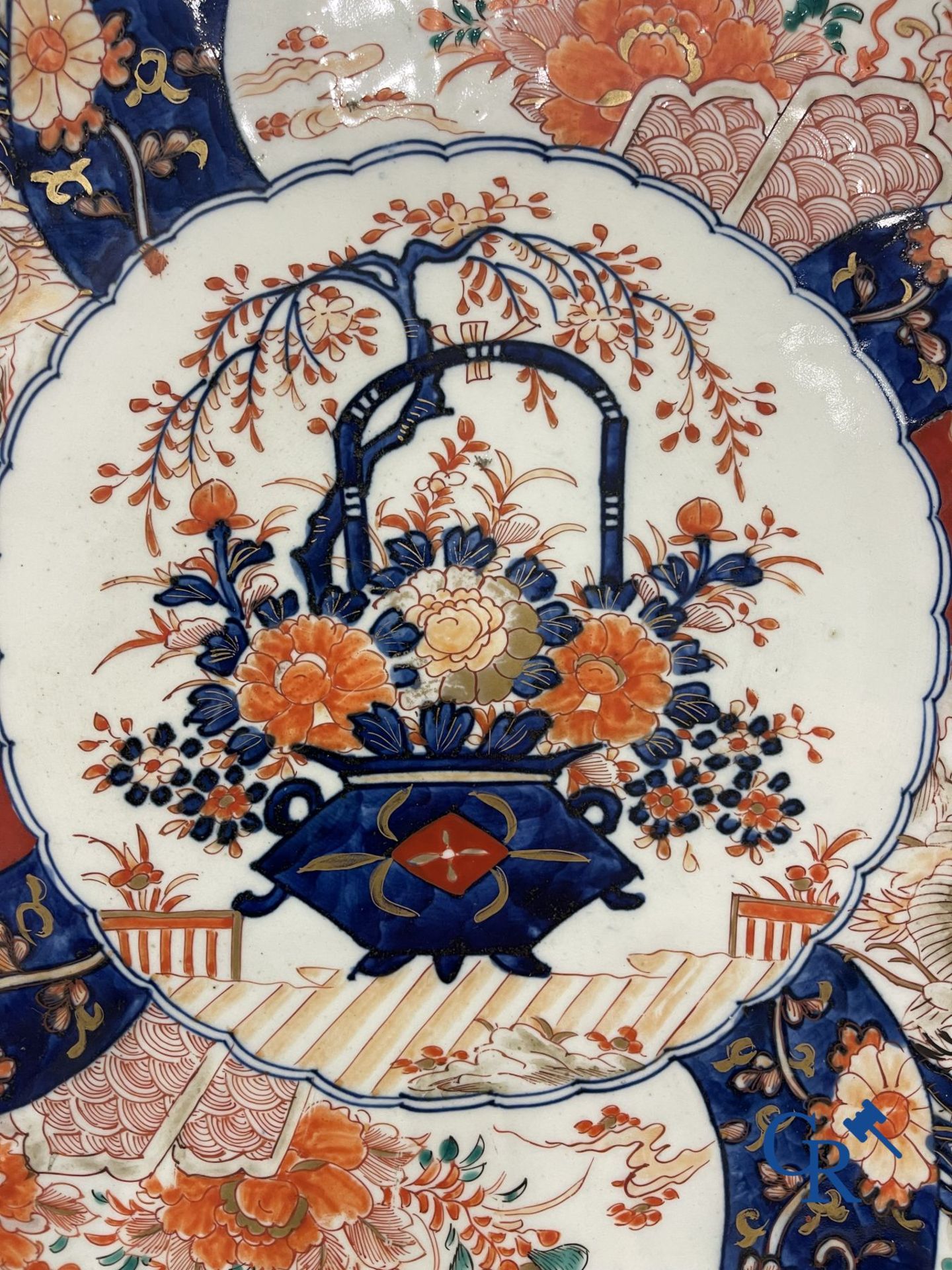 Asian Art: An imposing dish in imari porcelain. 19th century. - Image 3 of 12