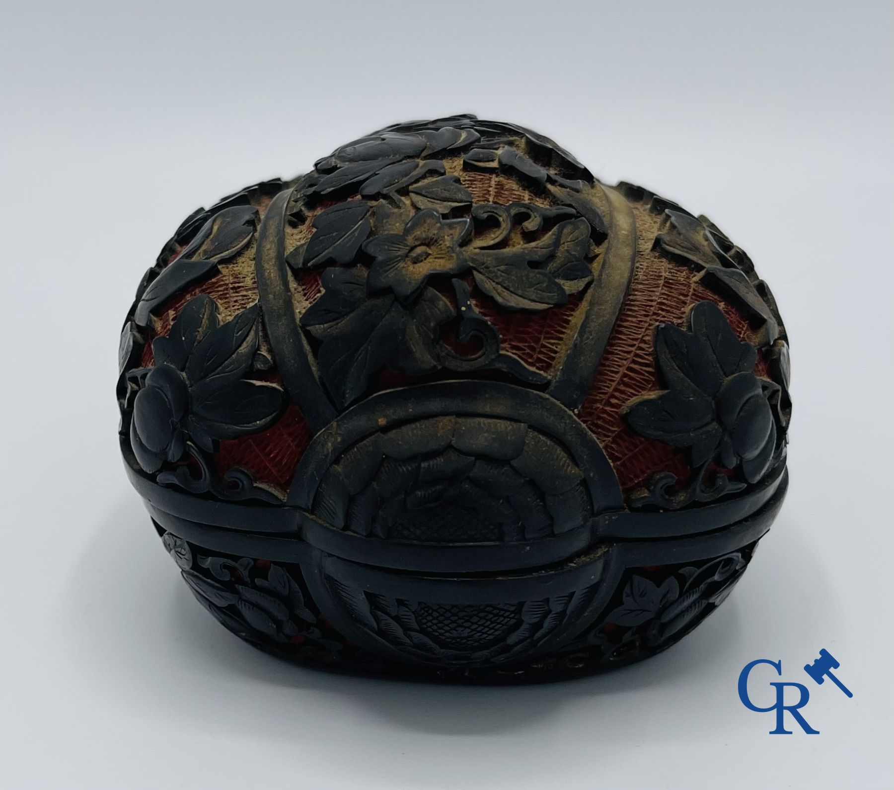 Asian Art: A finely carved Chinese lid box in black lacquer on a red background. - Image 4 of 12
