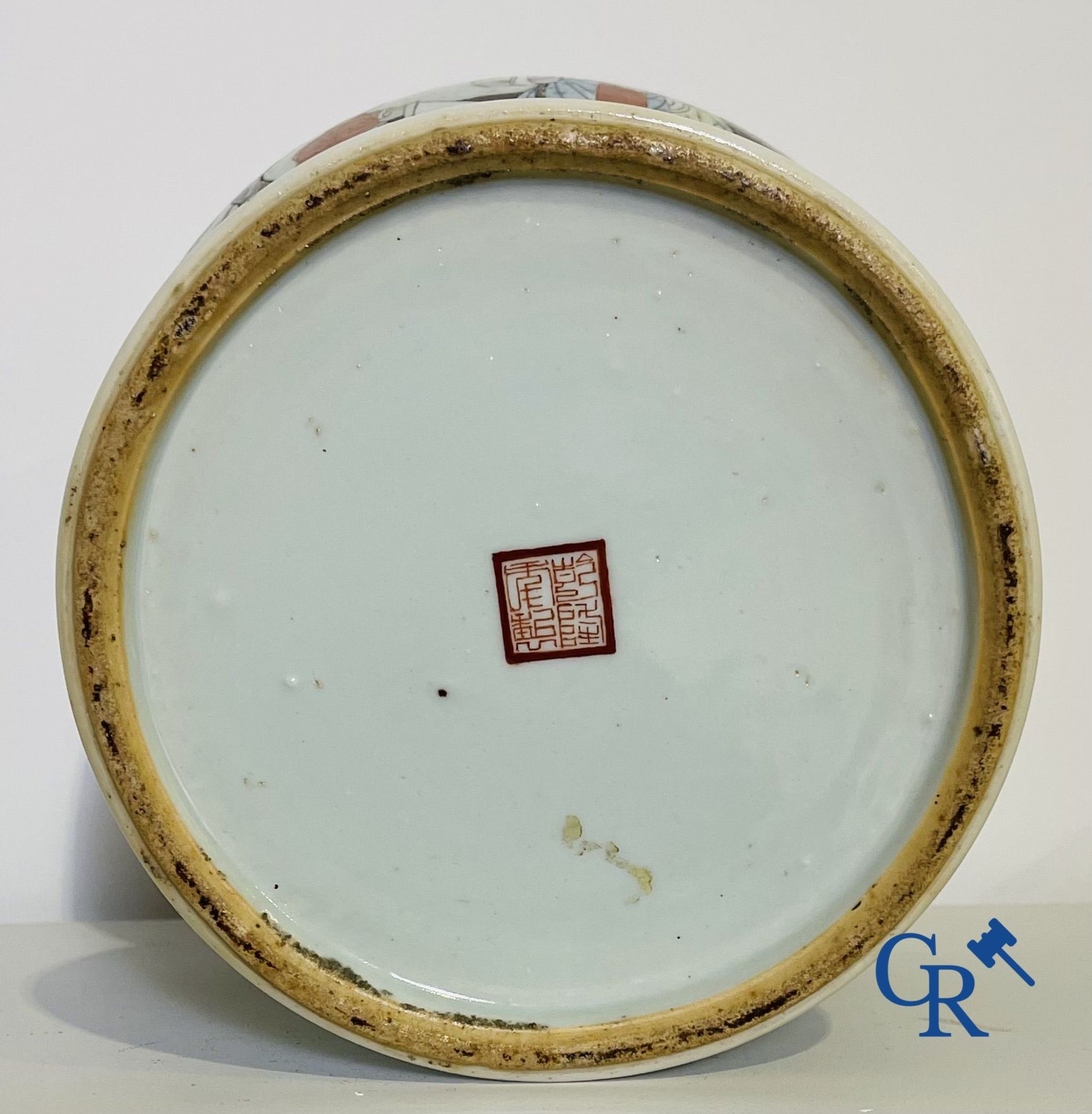 Chinese Porcelain: A Chinese famille rose lidded vase depicting Shou Lao. - Bild 6 aus 21