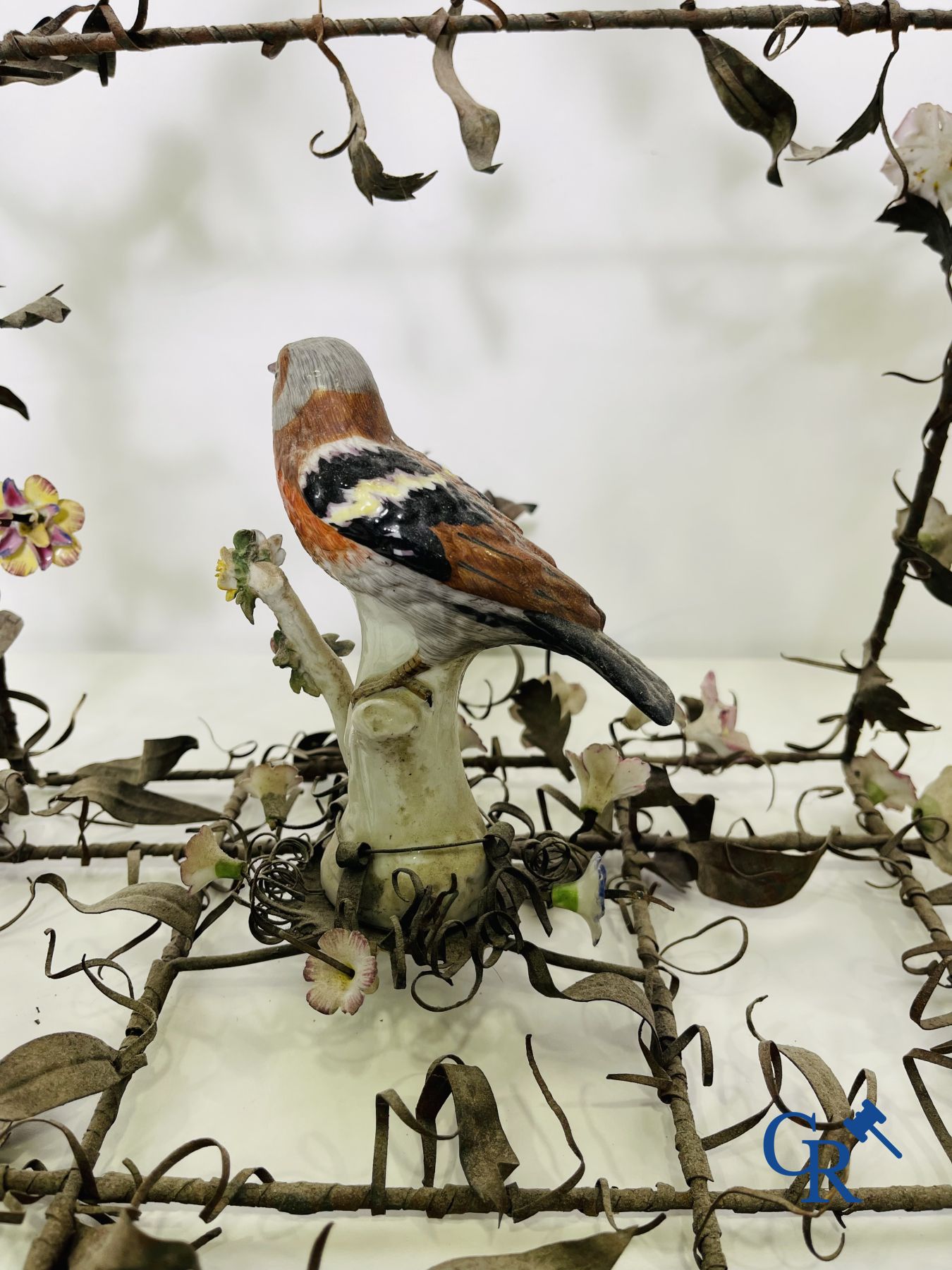 Chandelier with porcelain flowers and a bird in the manner of Meissen or Sèvres. 19th century. - Image 9 of 11