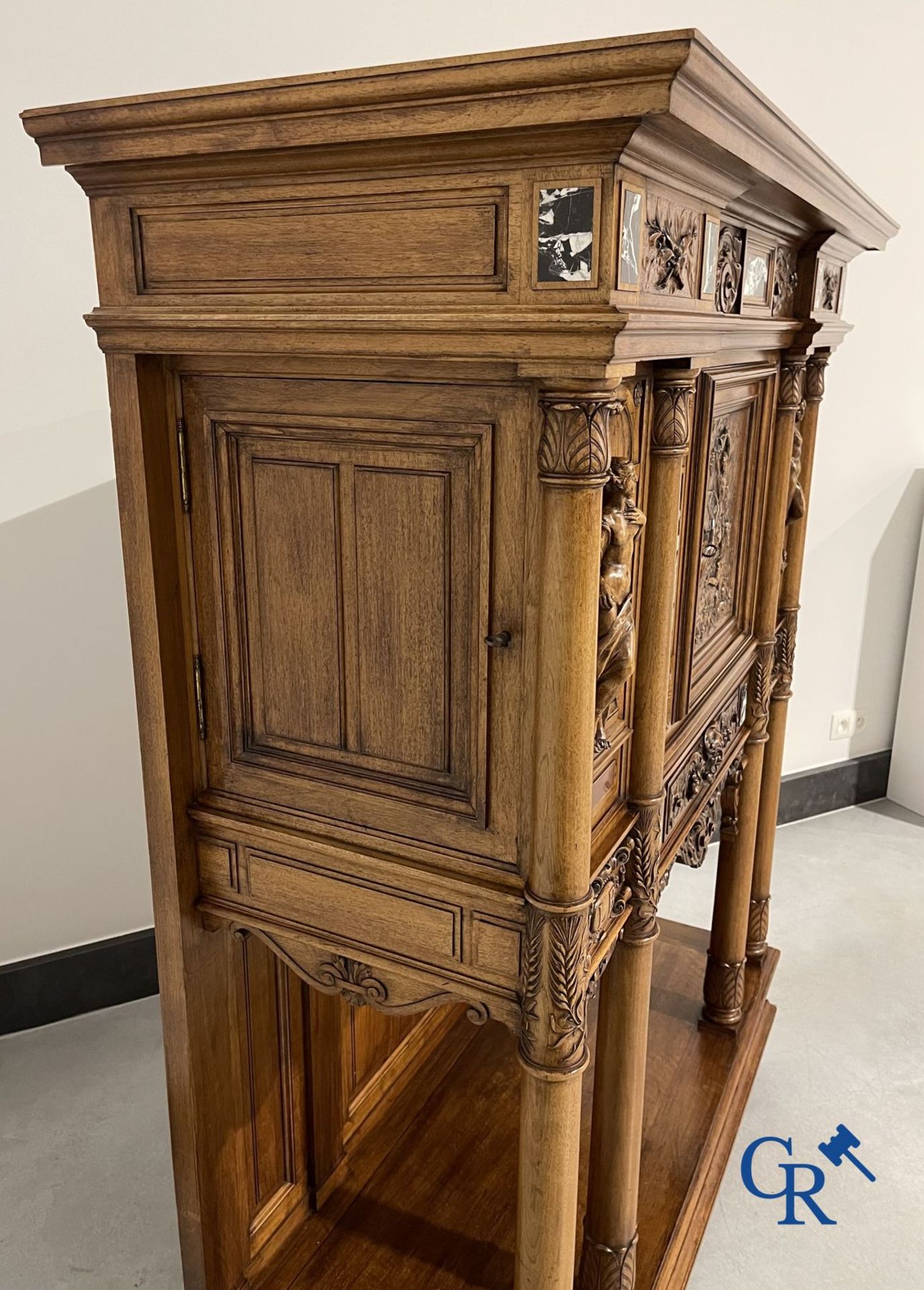 Furniture: A finely carved walnut credence in neo renaissance style with marble inlay. - Image 15 of 21