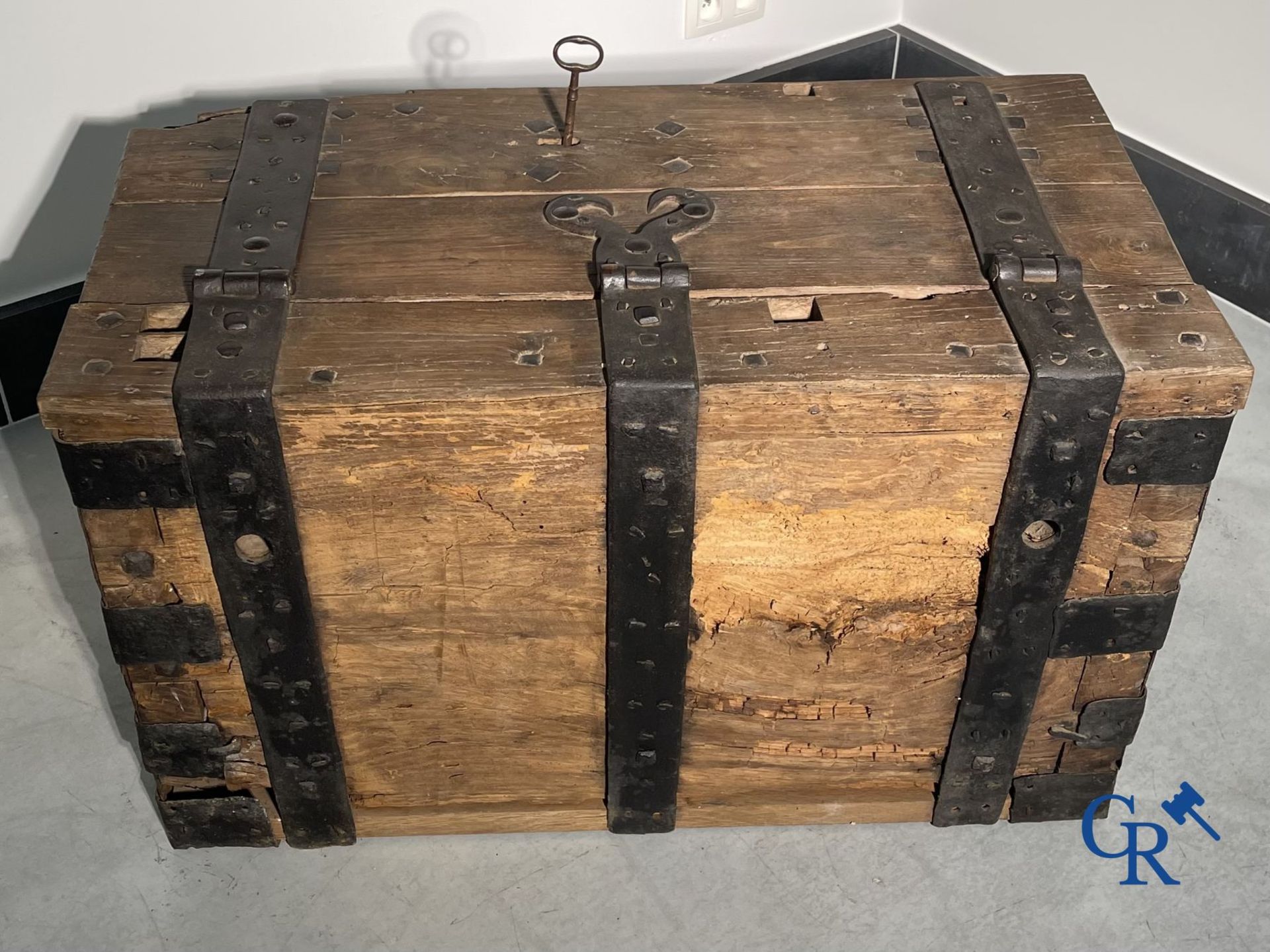 Antique wooden chest with hardware and lockwork in forging. - Bild 20 aus 21