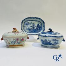 Chinese Porcelain: 2 tureens and a saucer in Chinese porcelain.