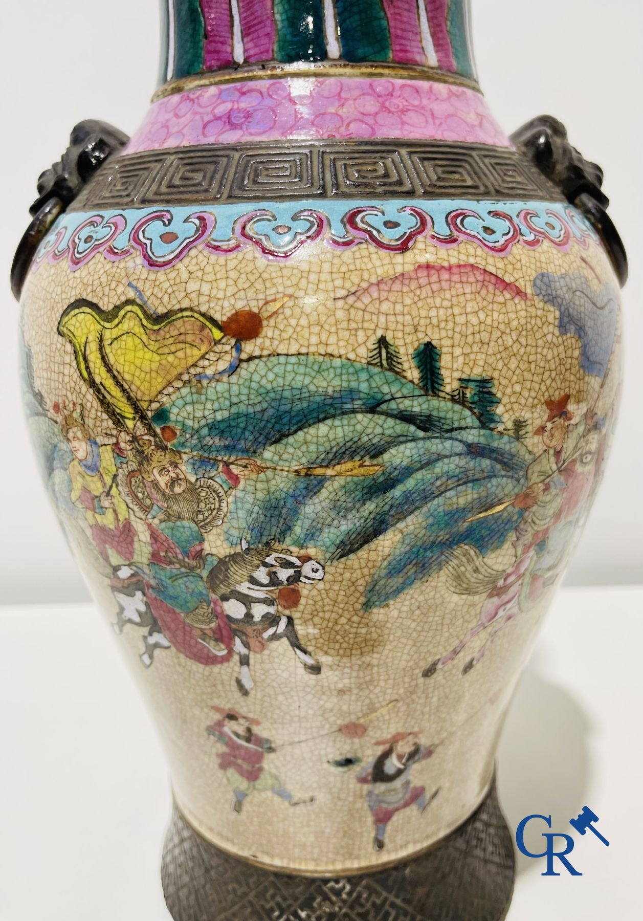 Asian art: A Chinese Nanking famille rose crackle vase with warrior decor. 19th century. - Image 5 of 13