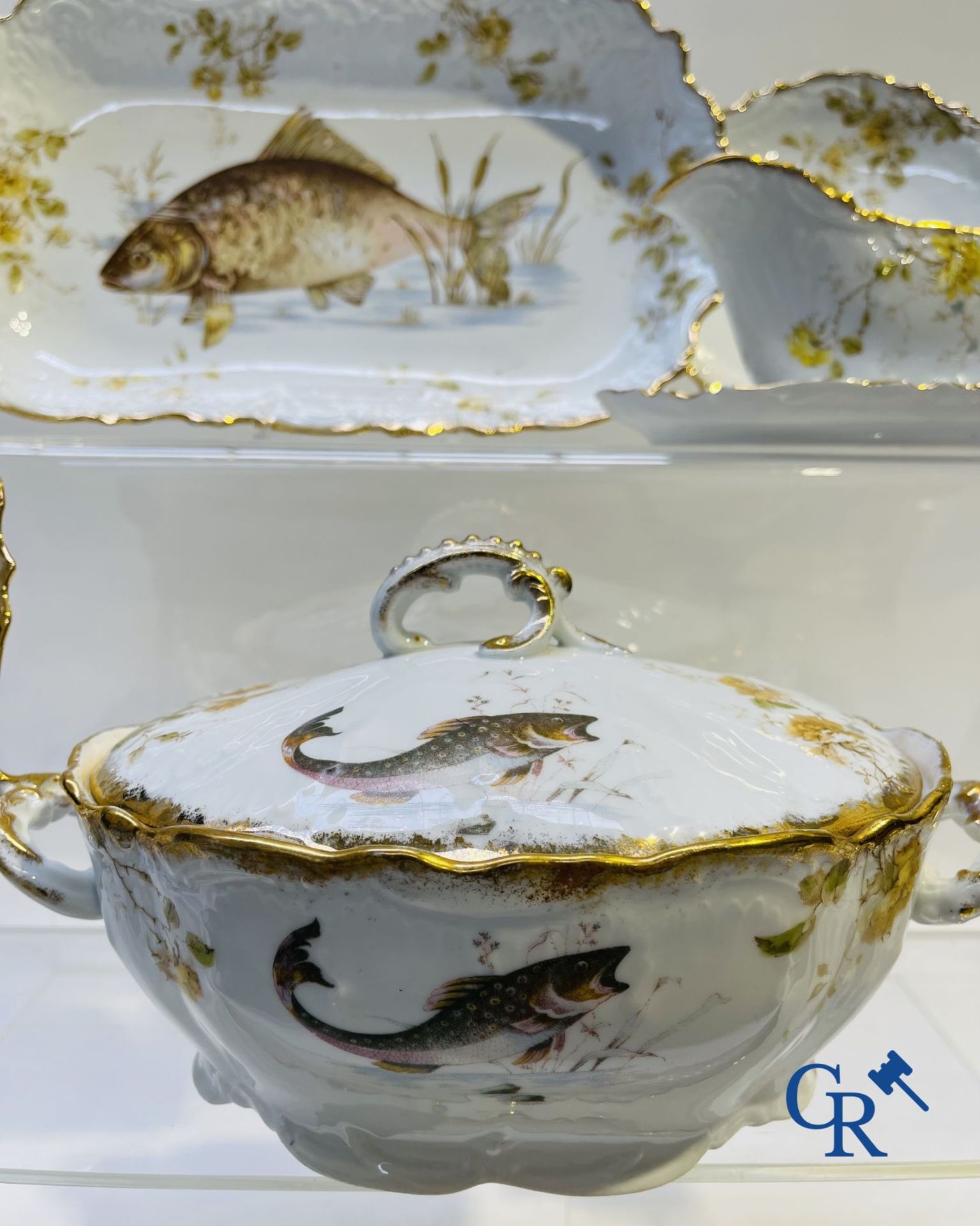 Extraordinary tableware in Brussels porcelain with a theme of freshwater fish. - Bild 7 aus 17