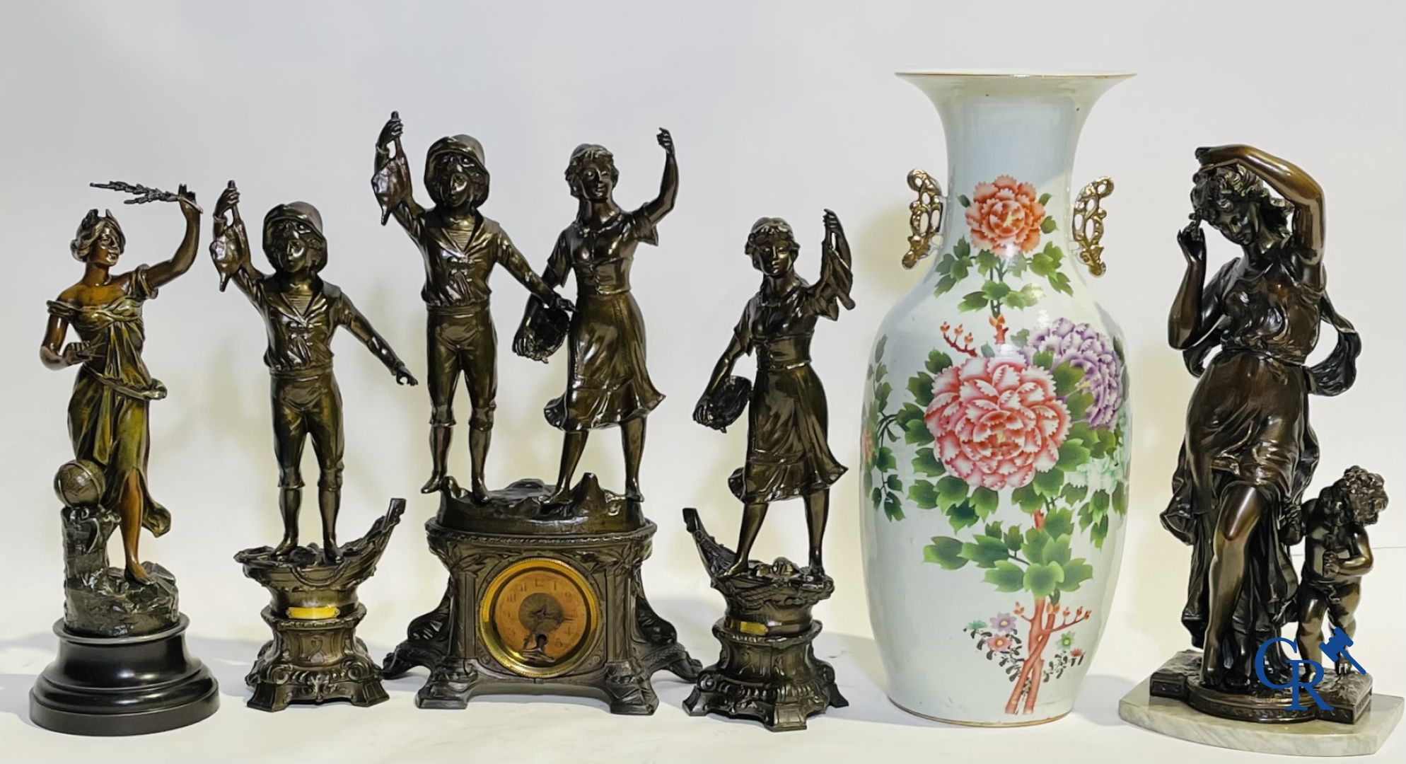 A lot of a Chinese vase, 2 statues and a fireplace set in spelter. - Image 2 of 7