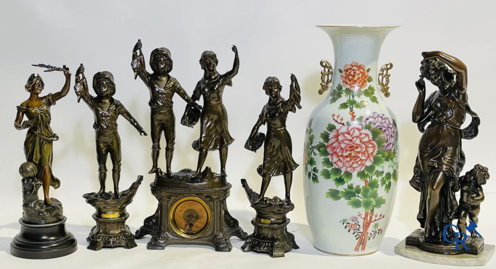 A lot of a Chinese vase, 2 statues and a fireplace set in spelter. - Bild 2 aus 7