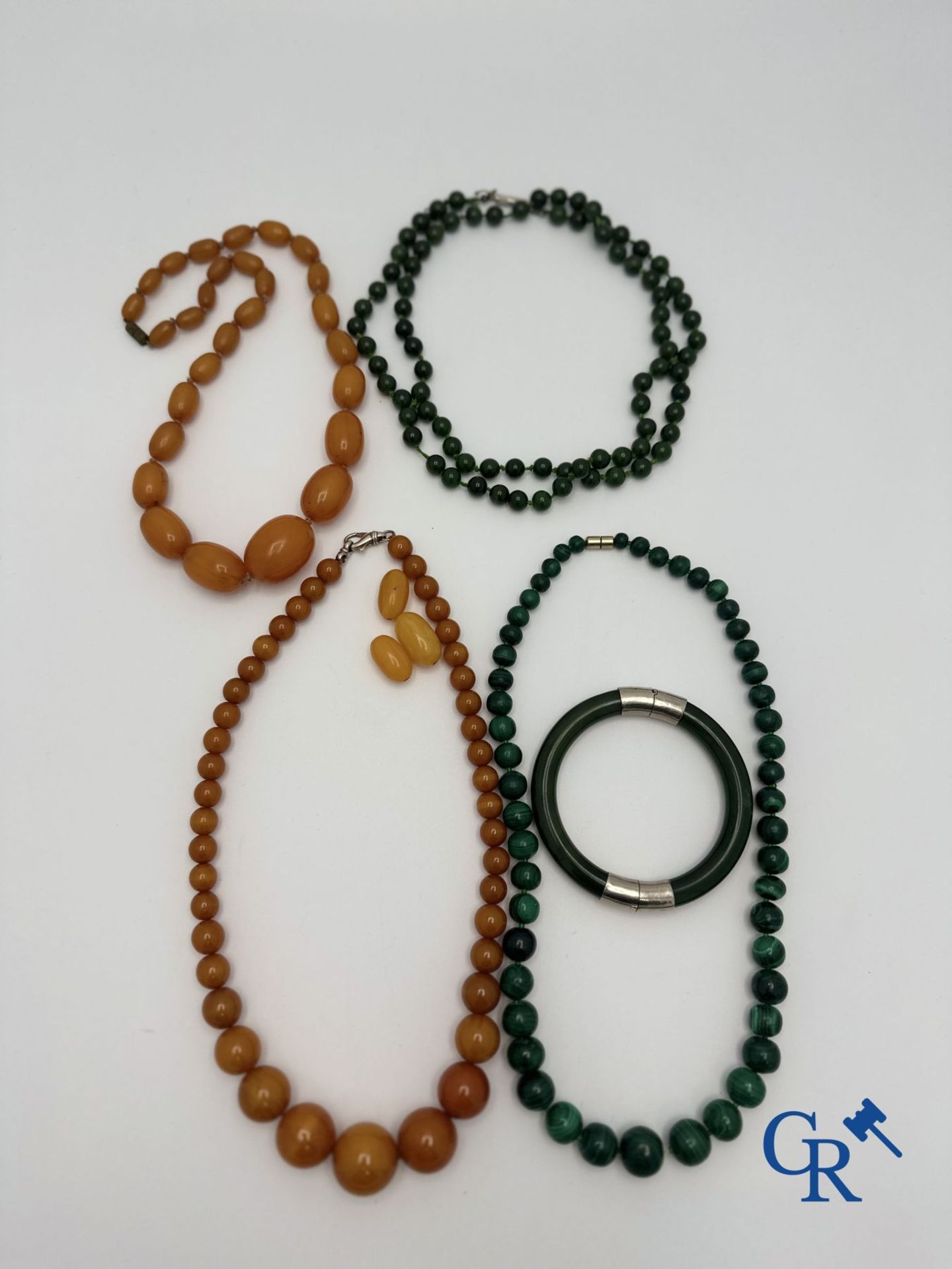Jewellery: Lot consisting of jewellery made of jade, malachite and imitation amber. - Image 2 of 2