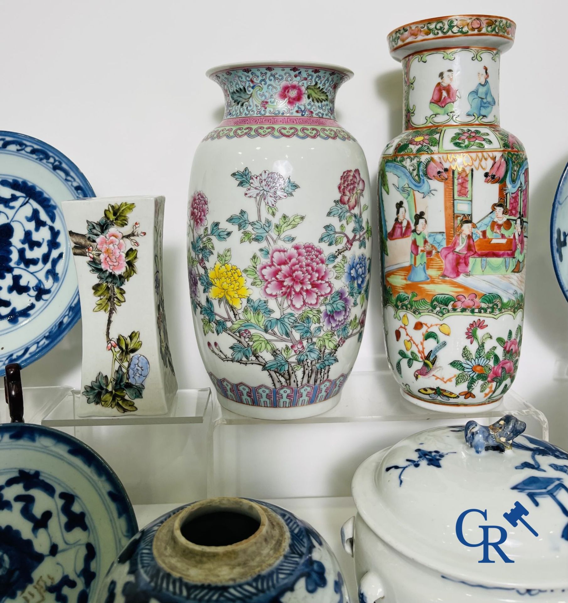 Asian Art: Beautiful lot of Chinese porcelain. - Image 2 of 40