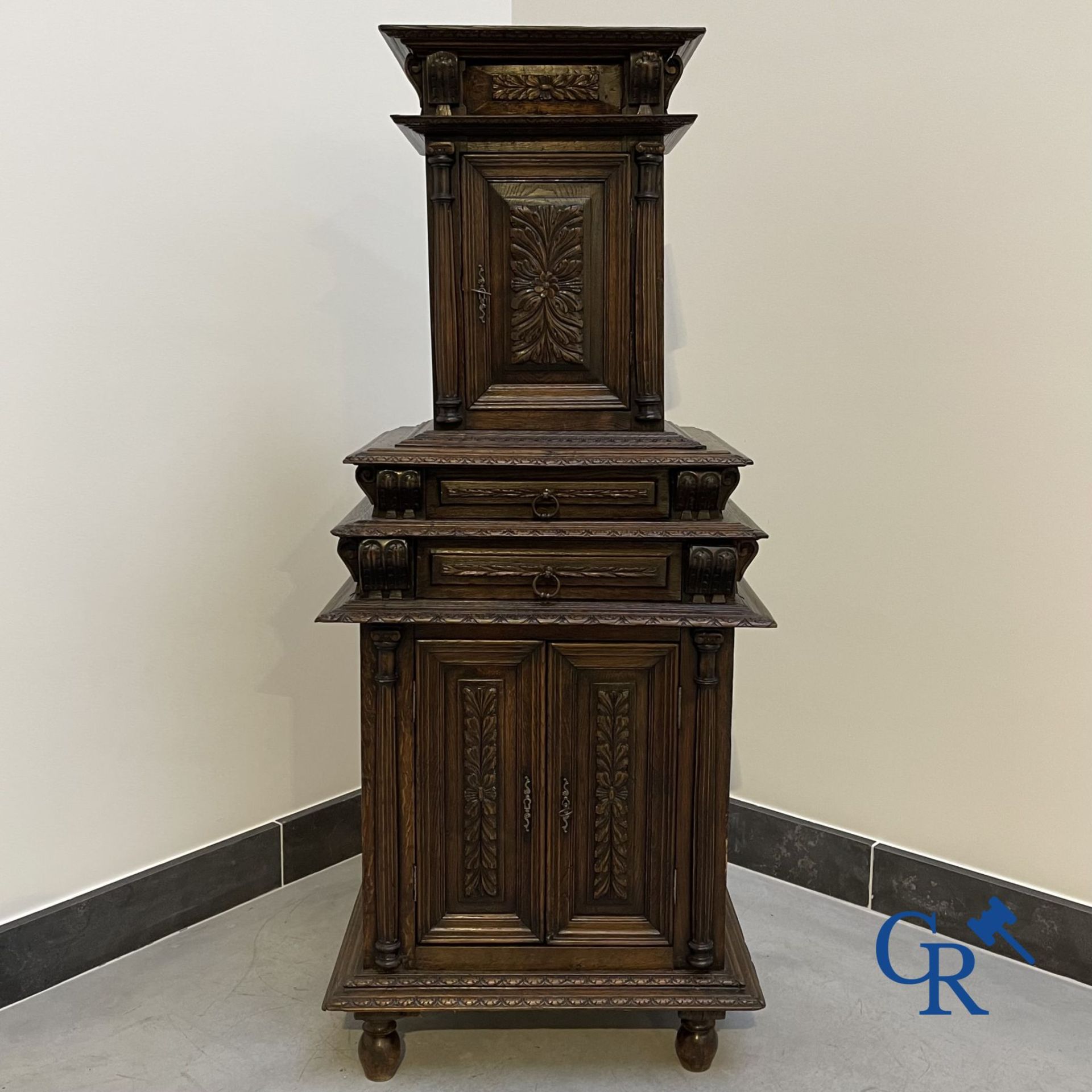 Furniture: An oak sacristy credence. - Bild 2 aus 15
