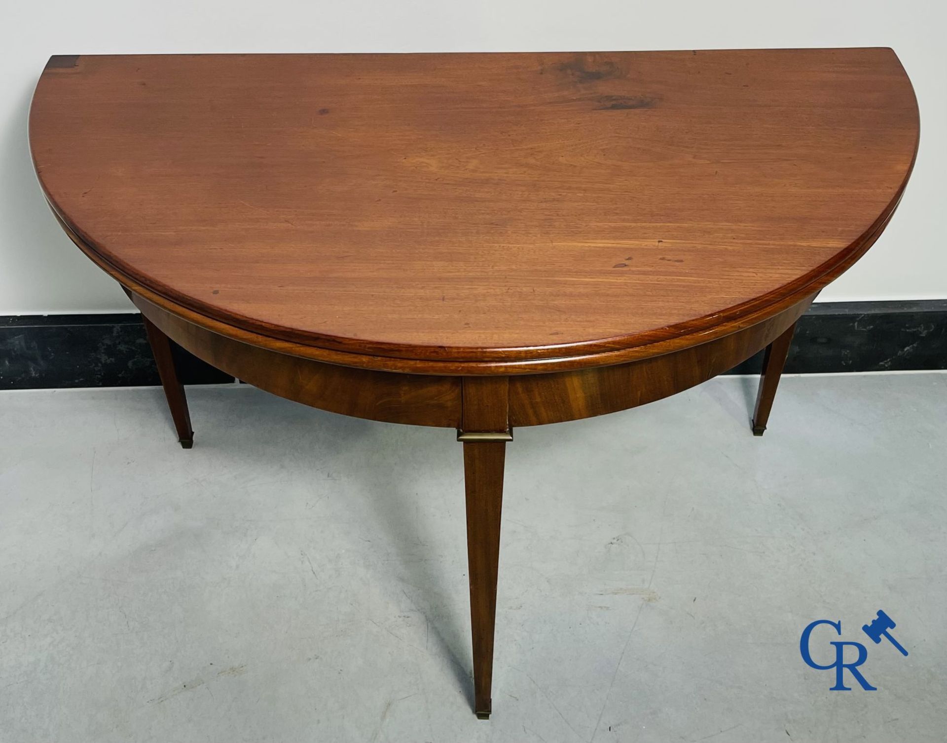Furniture: fold-out crescent-shaped mahogany table. Directoire period. - Bild 2 aus 9