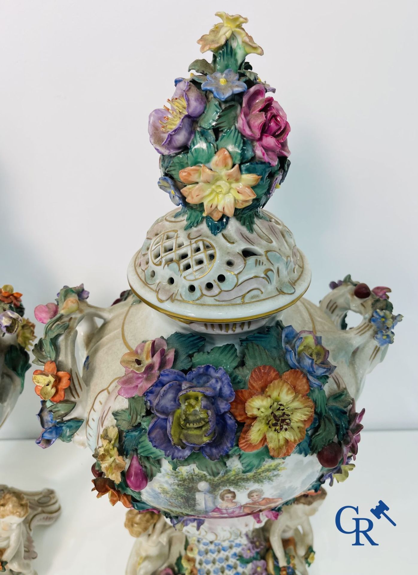 Dresden: A pair of openwork porcelain lid vases. - Image 10 of 16