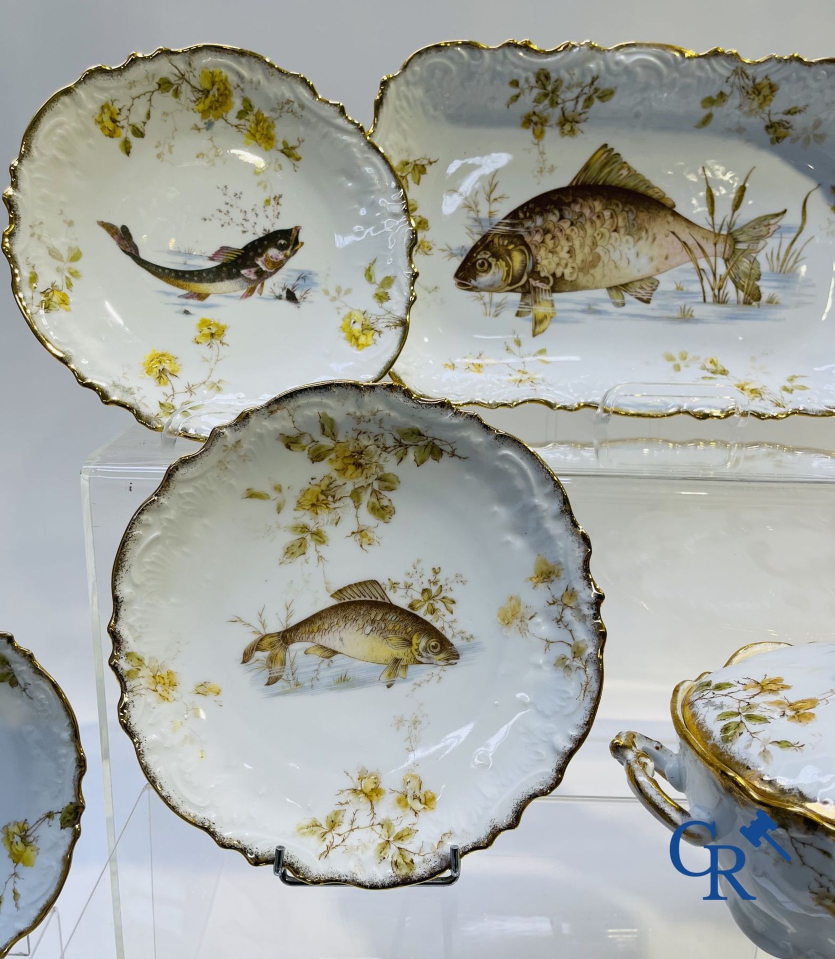 Extraordinary tableware in Brussels porcelain with a theme of freshwater fish. - Image 12 of 17